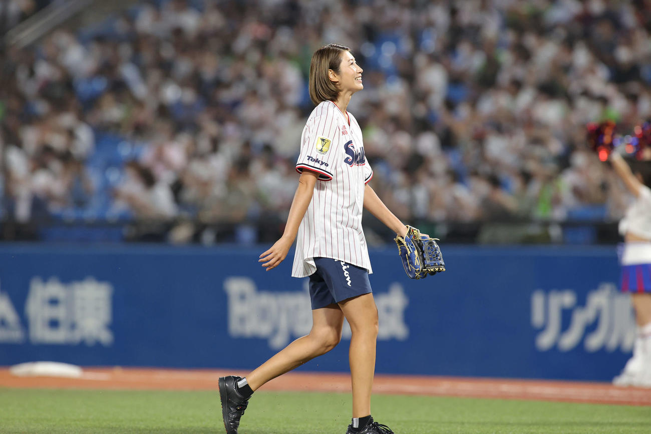 クルト対広島　始球式終えた元バレーボール女子日本代表の狩野舞子さん（撮影・井上学）