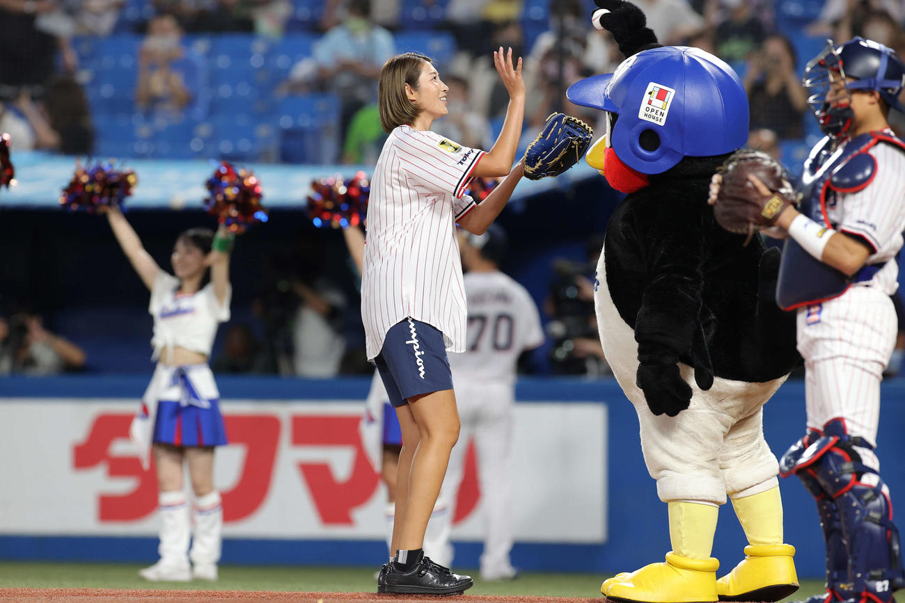 クルト対広島　始球式を終えた元バレーボール女子日本代表の狩野舞子さん（左）はつば九郎からボールを受け取る（撮影・井上学）