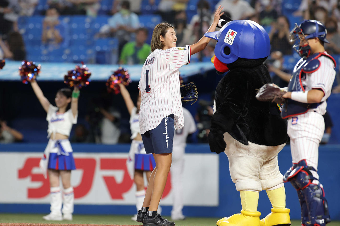 クルト対広島　始球式を終えた元バレーボール女子日本代表の狩野舞子さん（左）はつば九郎からボールを受け取る（撮影・井上学）