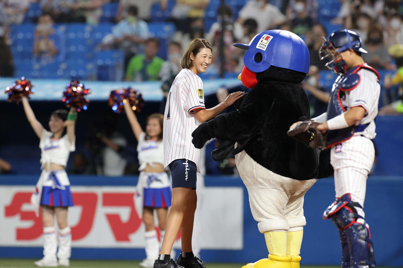 クルト対広島　始球式を終えた元バレーボール女子日本代表の狩野舞子さん（左）はつば九郎からボールを受け取る（撮影・井上学）