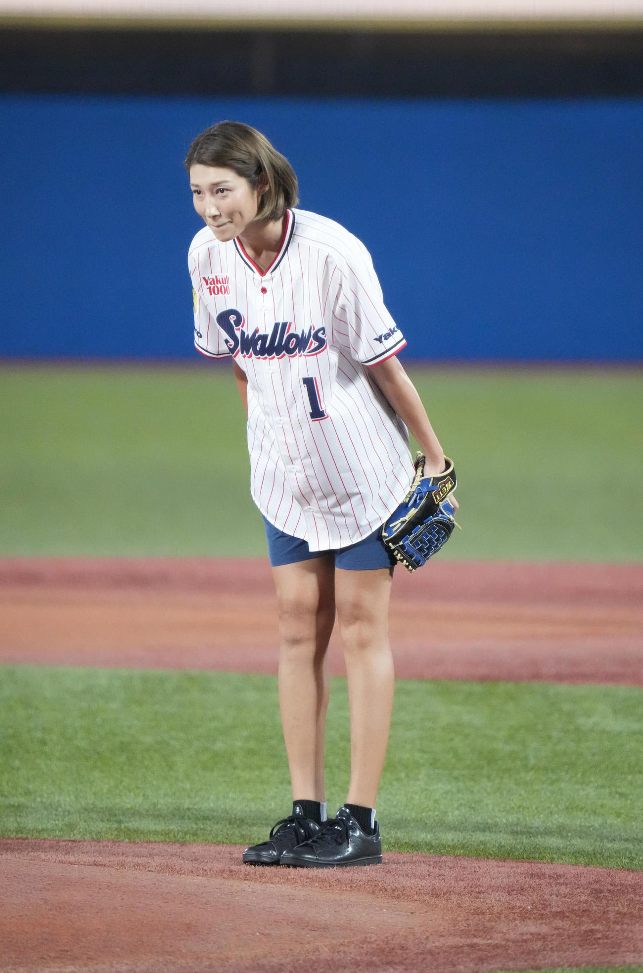 ヤクルト対広島の始球式に臨む狩野舞子（撮影・小沢裕）