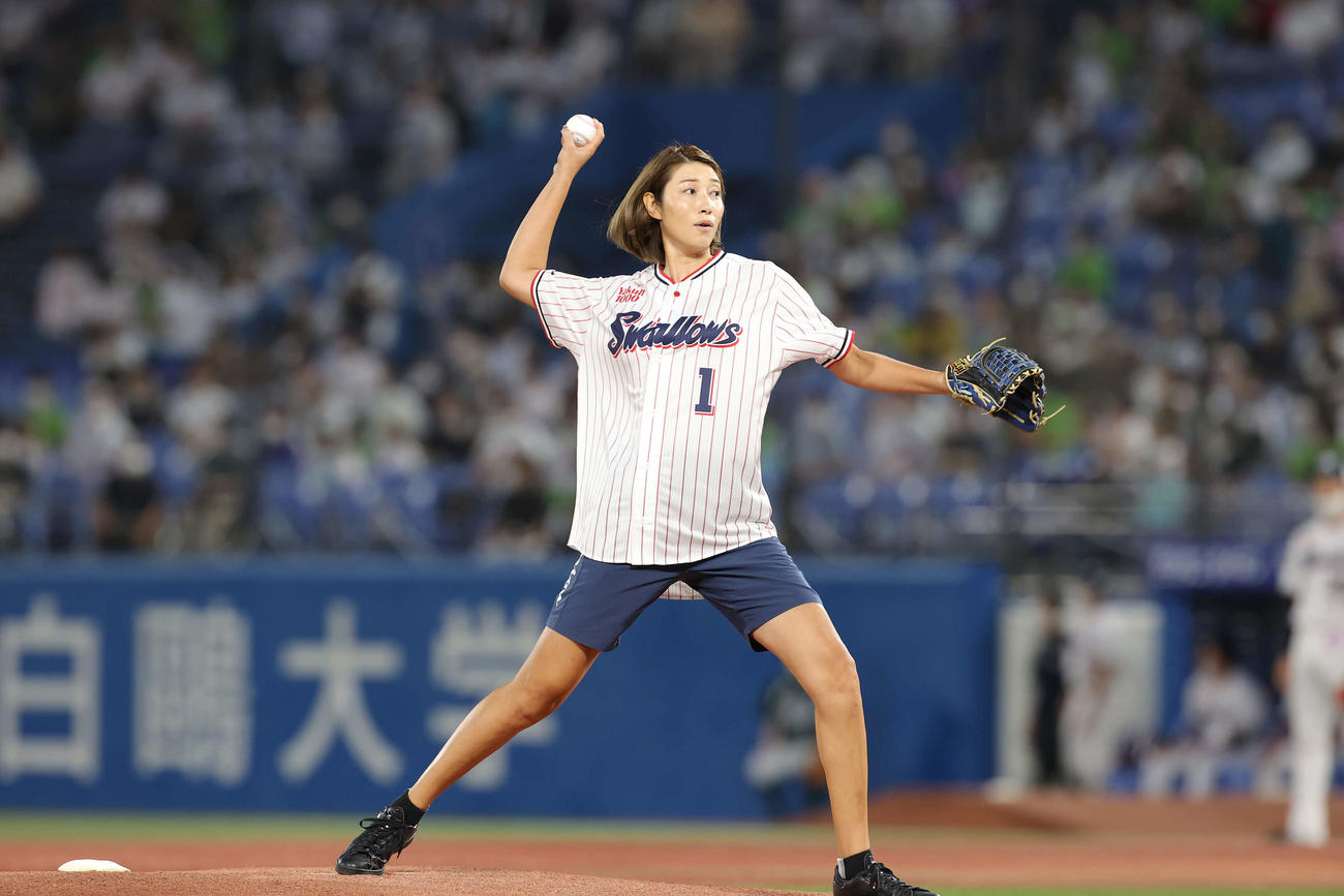 クルト対広島　始球式に臨む元バレーボール女子日本代表の狩野舞子さん（撮影・井上学）