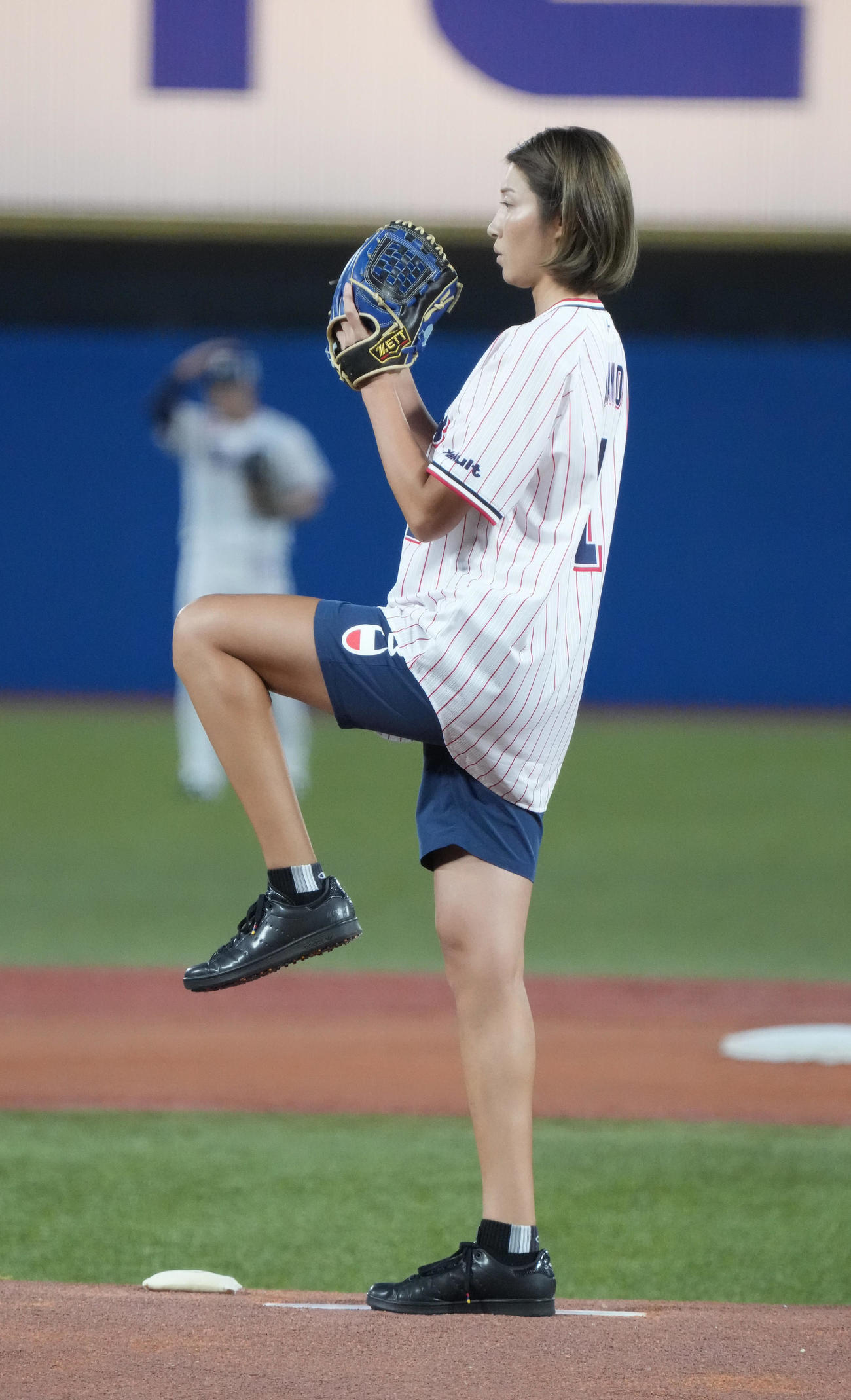 ヤクルト対広島の始球式に臨む狩野舞子（撮影・小沢裕）