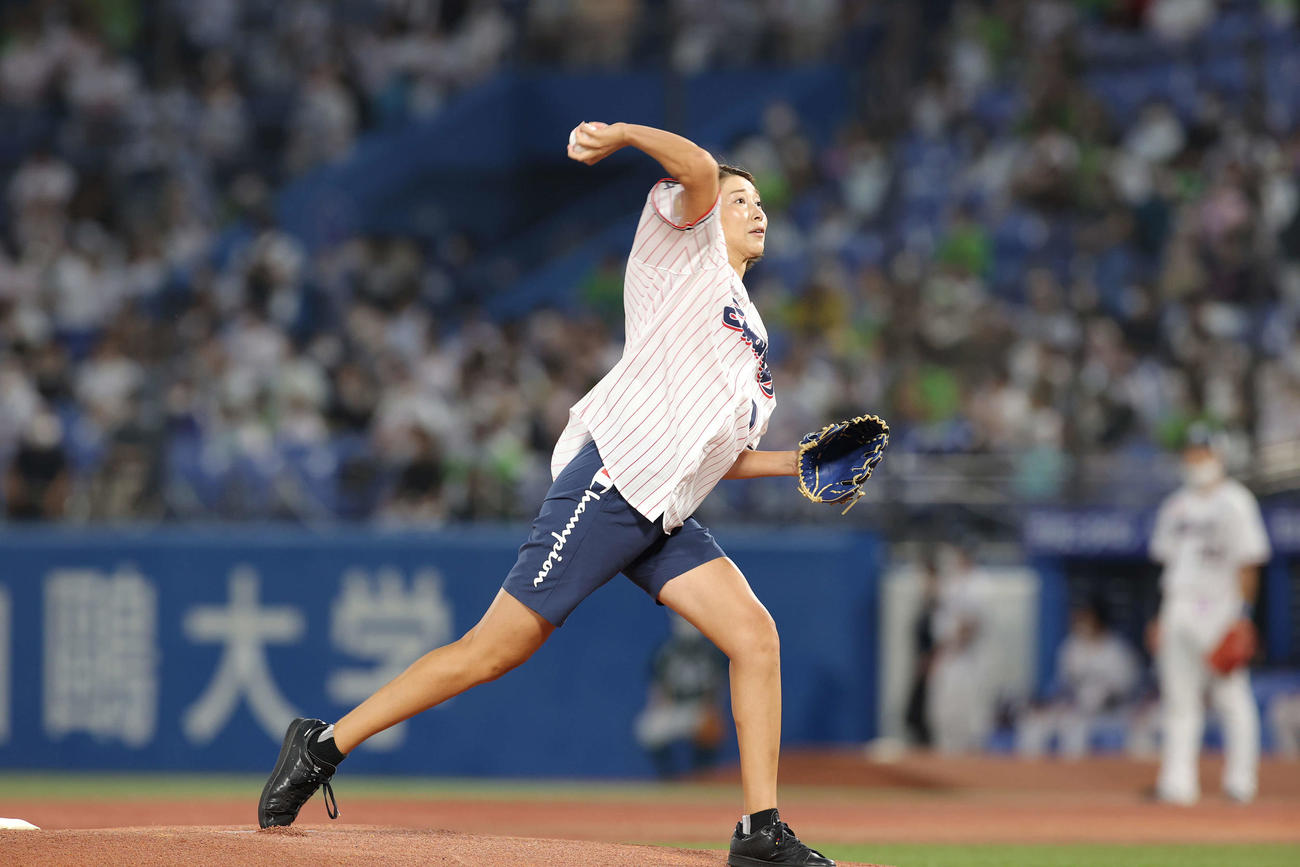 クルト対広島　始球式に臨む元バレーボール女子日本代表の狩野舞子さん（撮影・井上学）