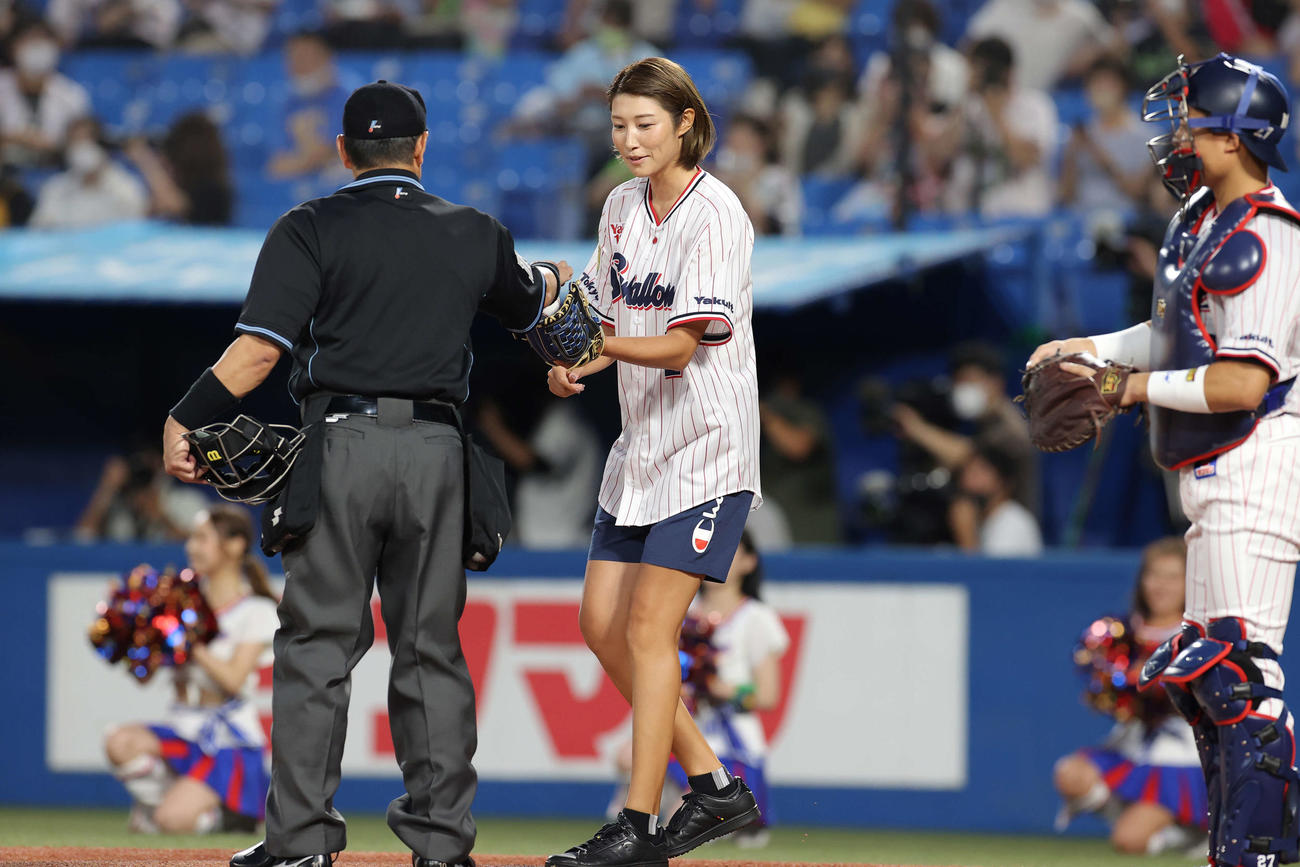 クルト対広島　始球式に臨む元バレーボール女子日本代表の狩野舞子さん（撮影・井上学）