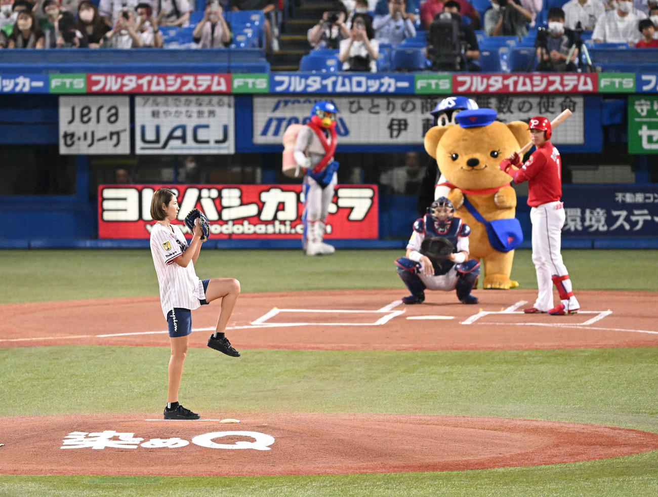 ヤクルト対広島　始球式に臨む元バレーボール日本代表の狩野舞子さん（撮影・滝沢徹郎）