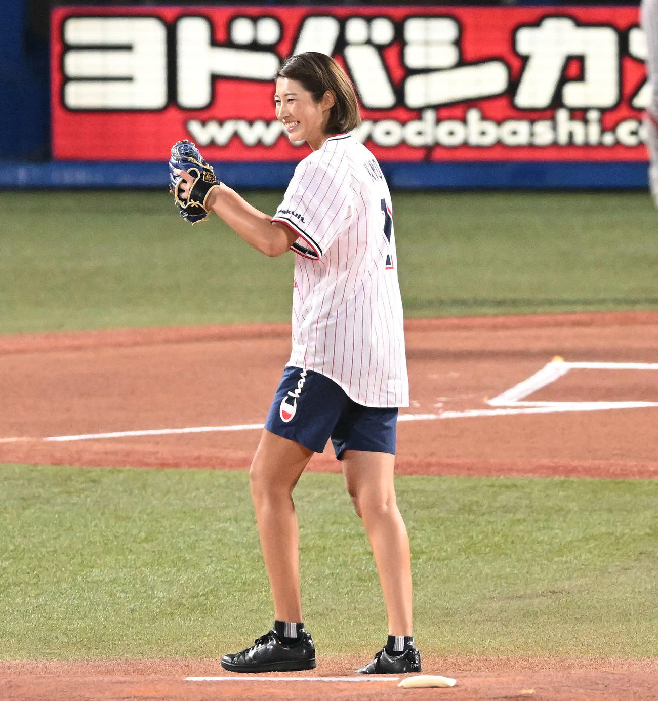 ヤクルト対広島　始球式を終え笑顔の元バレーボール日本代表の狩野舞子さん（撮影・滝沢徹郎）