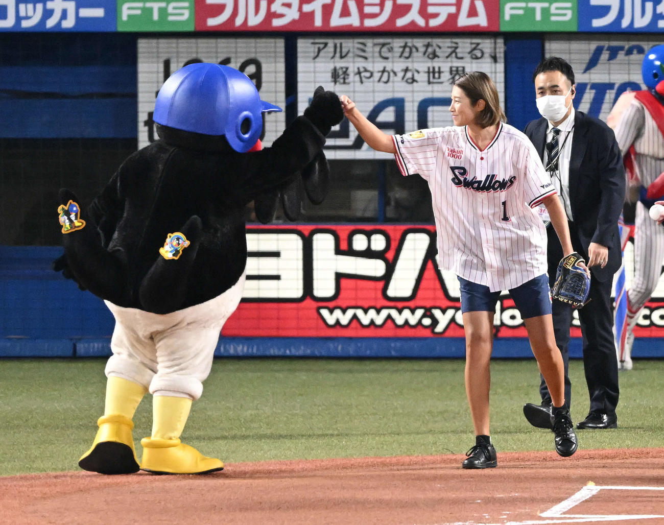 ヤクルト対広島　始球式に臨む元バレーボール日本代表の狩野舞子さんはつば九郎とタッチを交わす（撮影・滝沢徹郎）