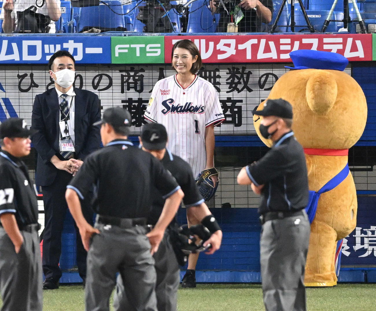 ヤクルト対広島　始球式に臨む元バレーボール日本代表の狩野舞子さん（撮影・滝沢徹郎）