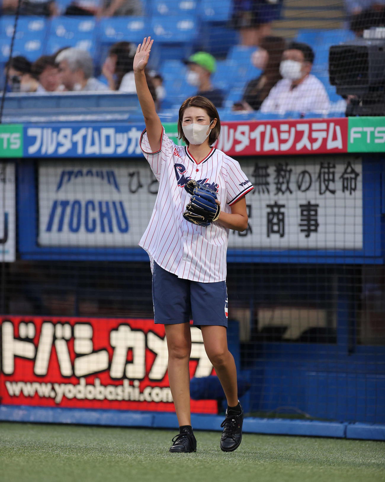 クルト対広島　始球式に臨む元バレーボール女子日本代表の狩野舞子さんは直前練習をする（撮影・井上学）