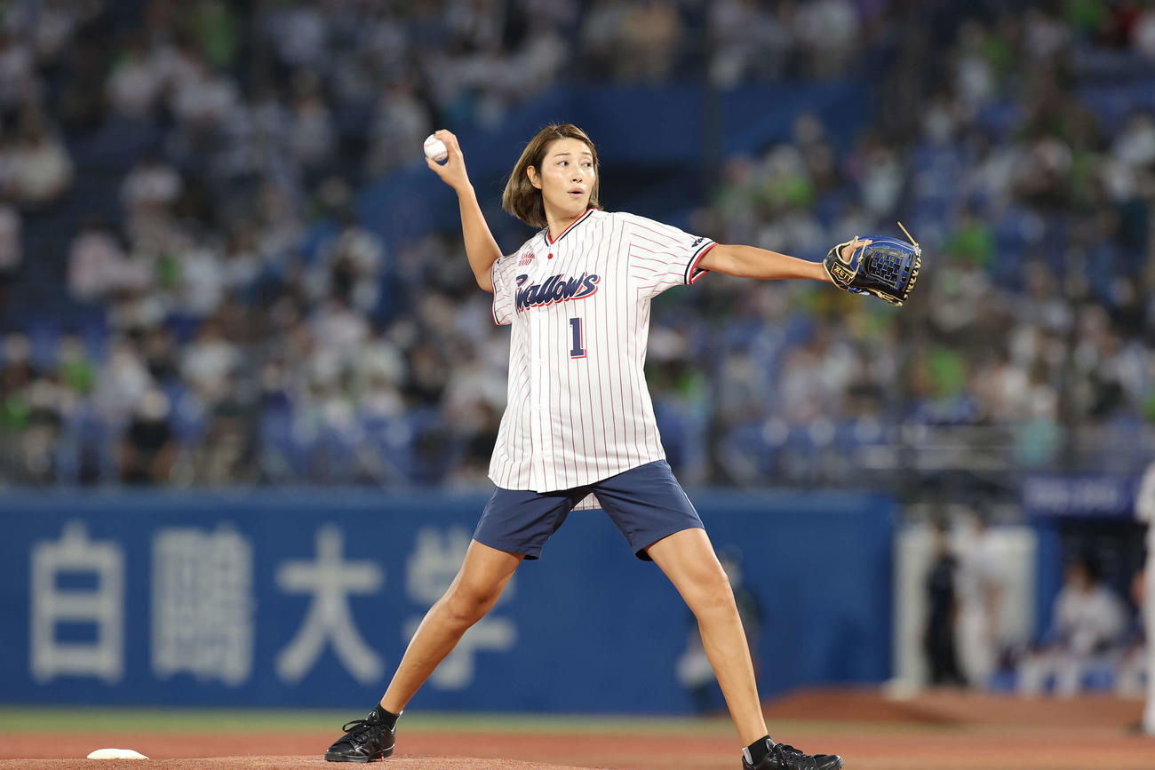 クルト対広島　始球式に臨む元バレーボール女子日本代表の狩野舞子さん（撮影・井上学）