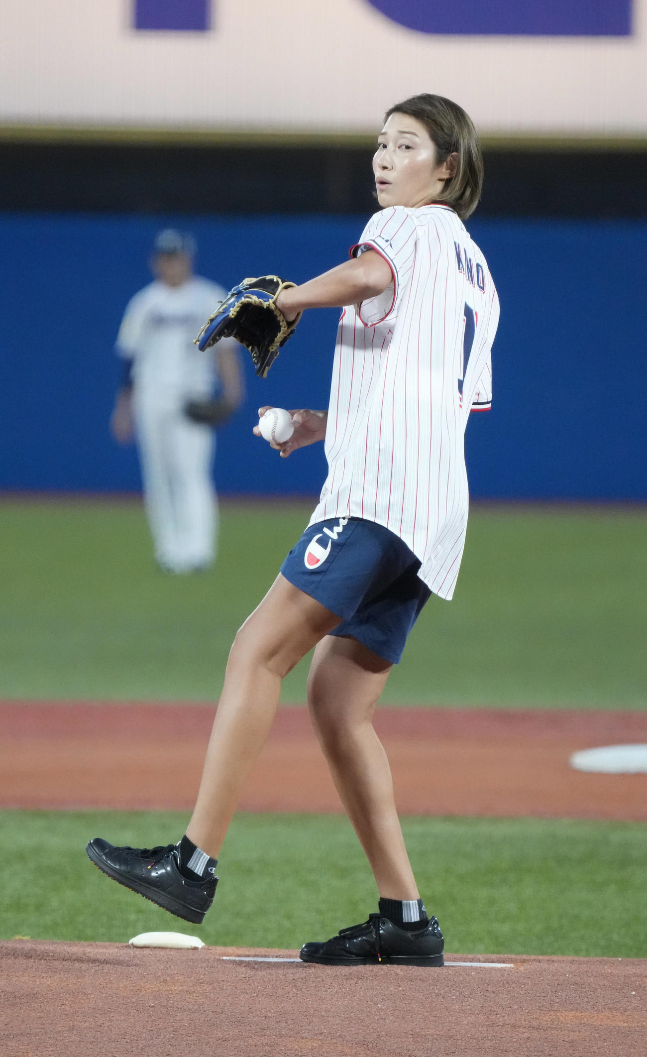 ヤクルト対広島の始球式に臨む狩野舞子（撮影・小沢裕）