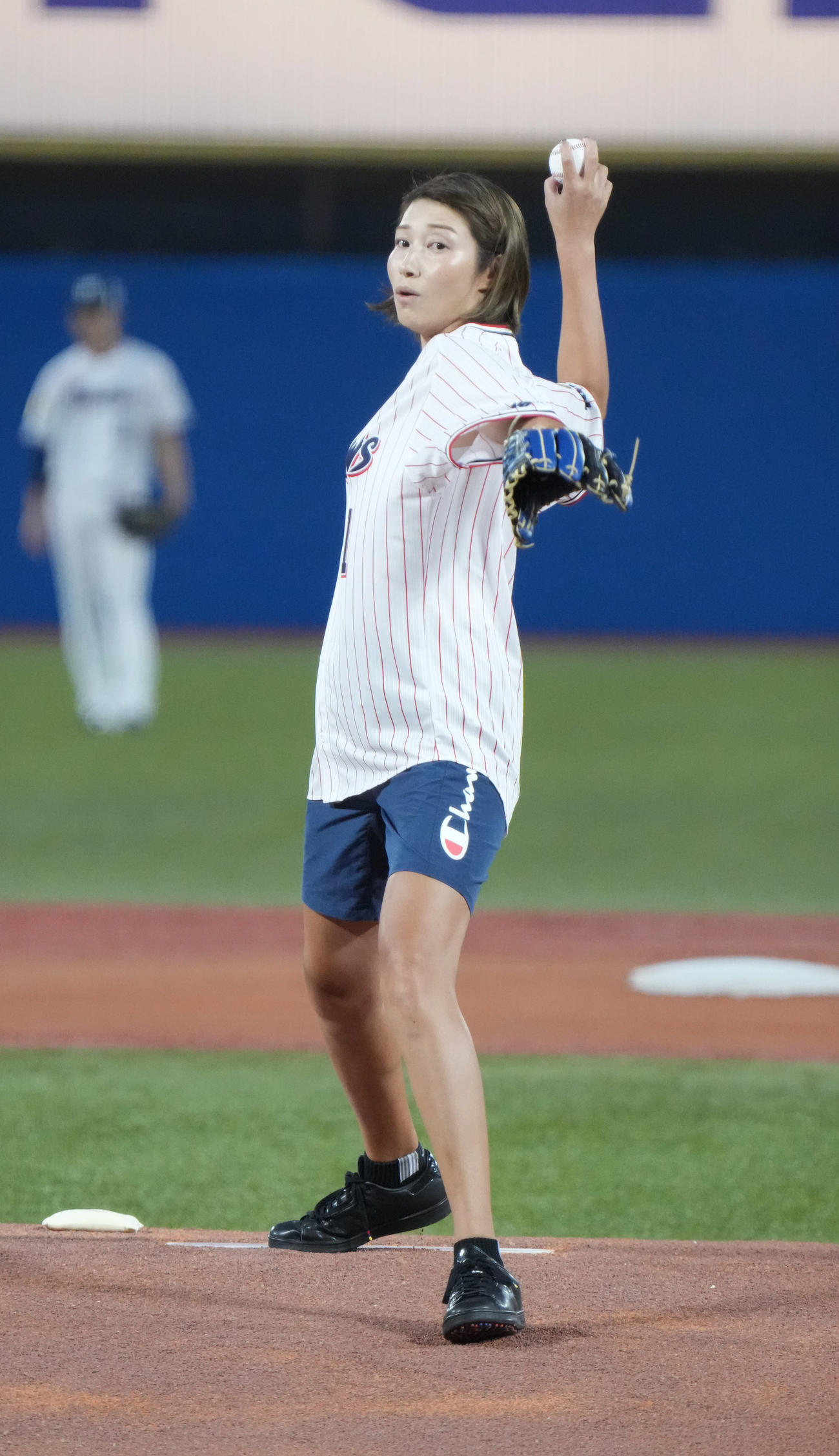 ヤクルト対広島の始球式に臨む狩野舞子（撮影・小沢裕）