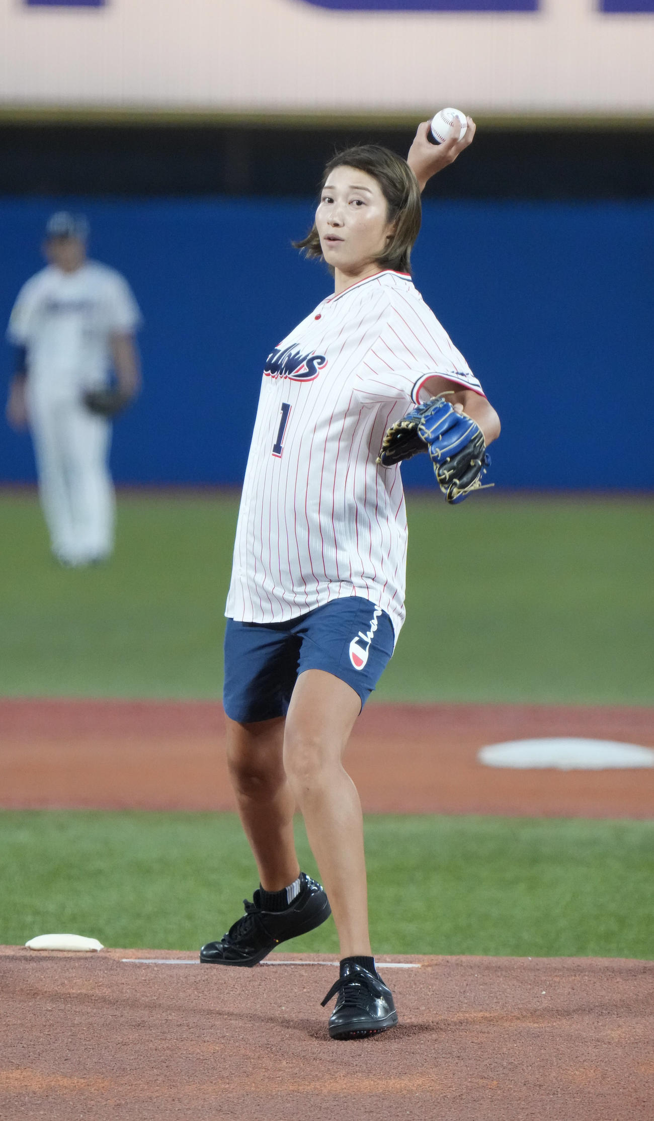 ヤクルト対広島の始球式に臨む狩野舞子（撮影・小沢裕）