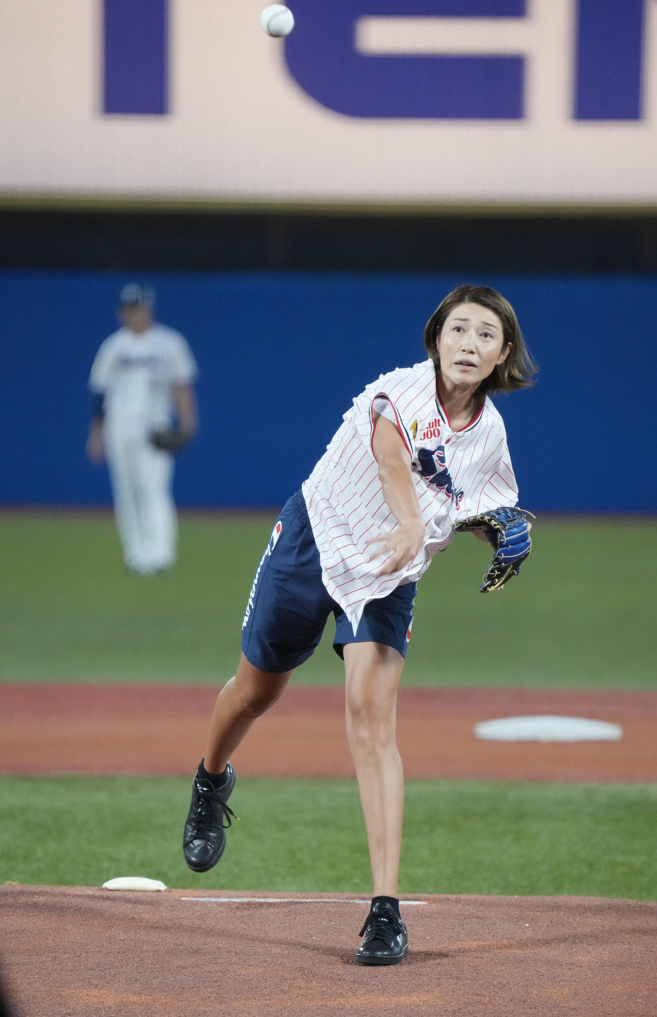ヤクルト対広島の始球式に臨む狩野舞子（撮影・小沢裕）
