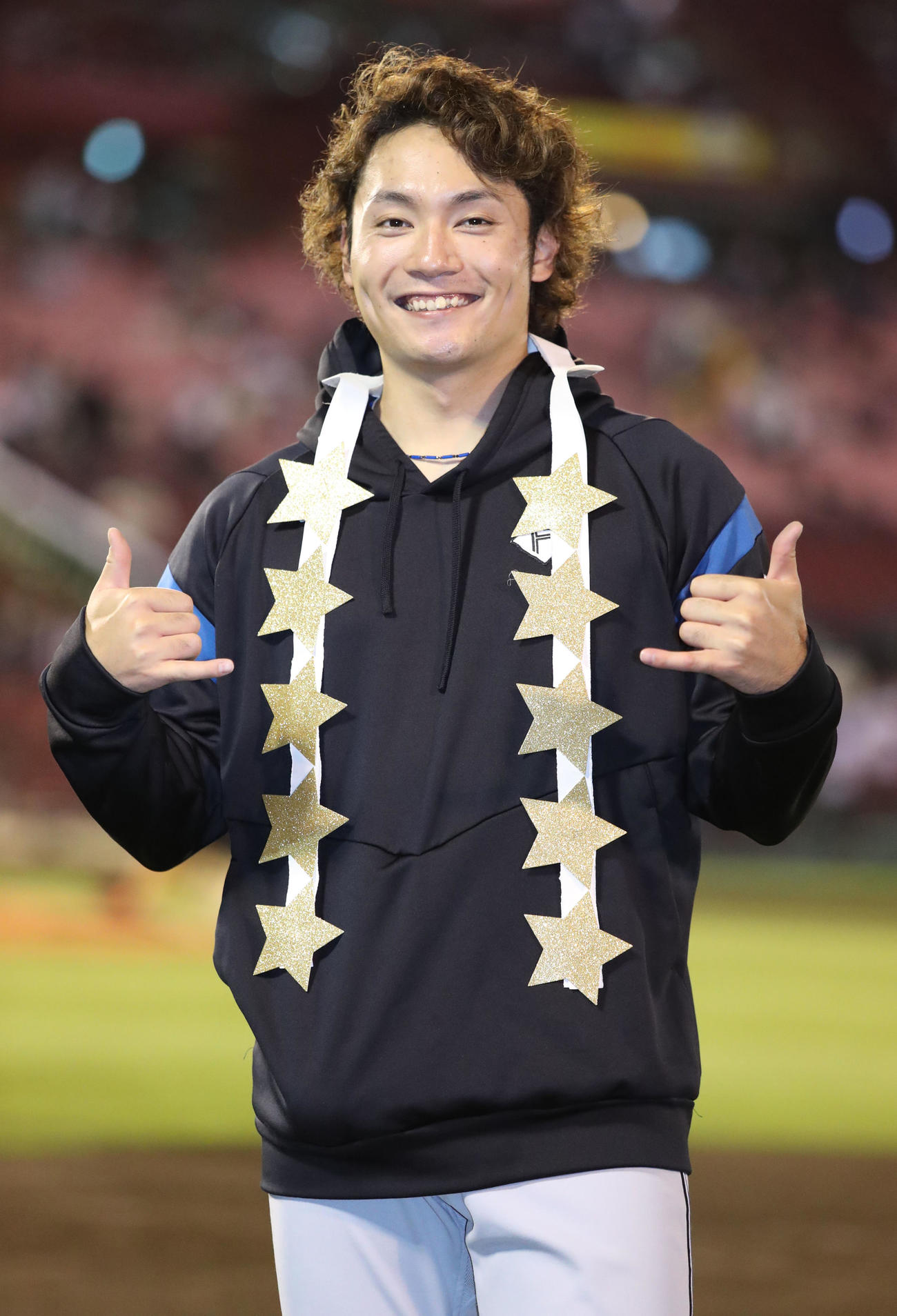 2年連続10勝を達成し笑顔でポーズを決める日本ハム伊藤大海（2022年9月2日撮影）