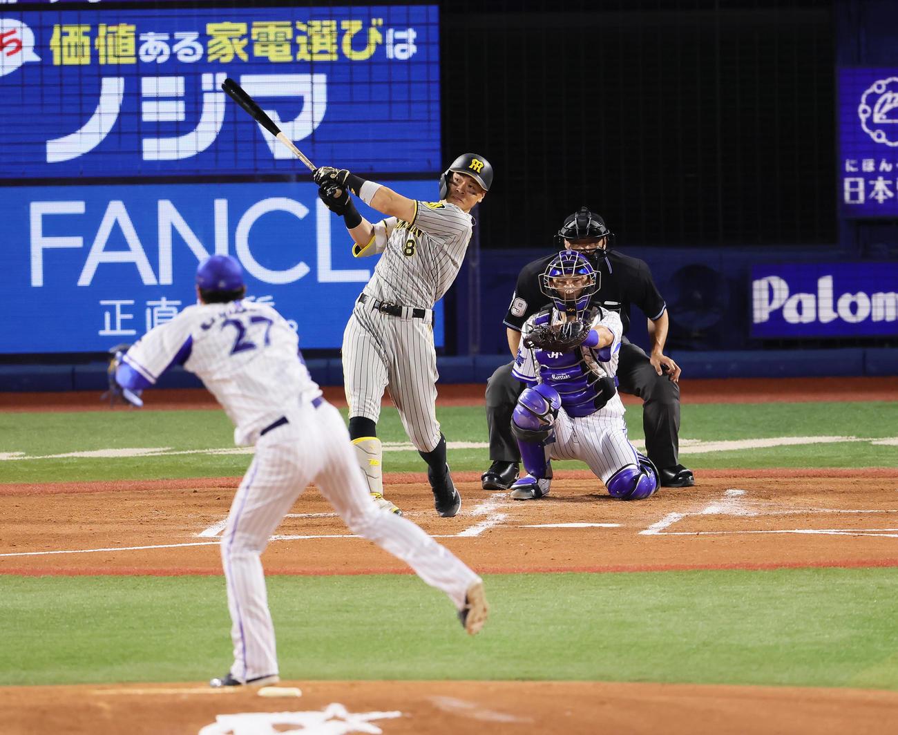 DeNA対阪神　2回表阪神無死、佐藤輝は右越え二塁打を放つ。投手上茶谷（撮影・足立雅史）