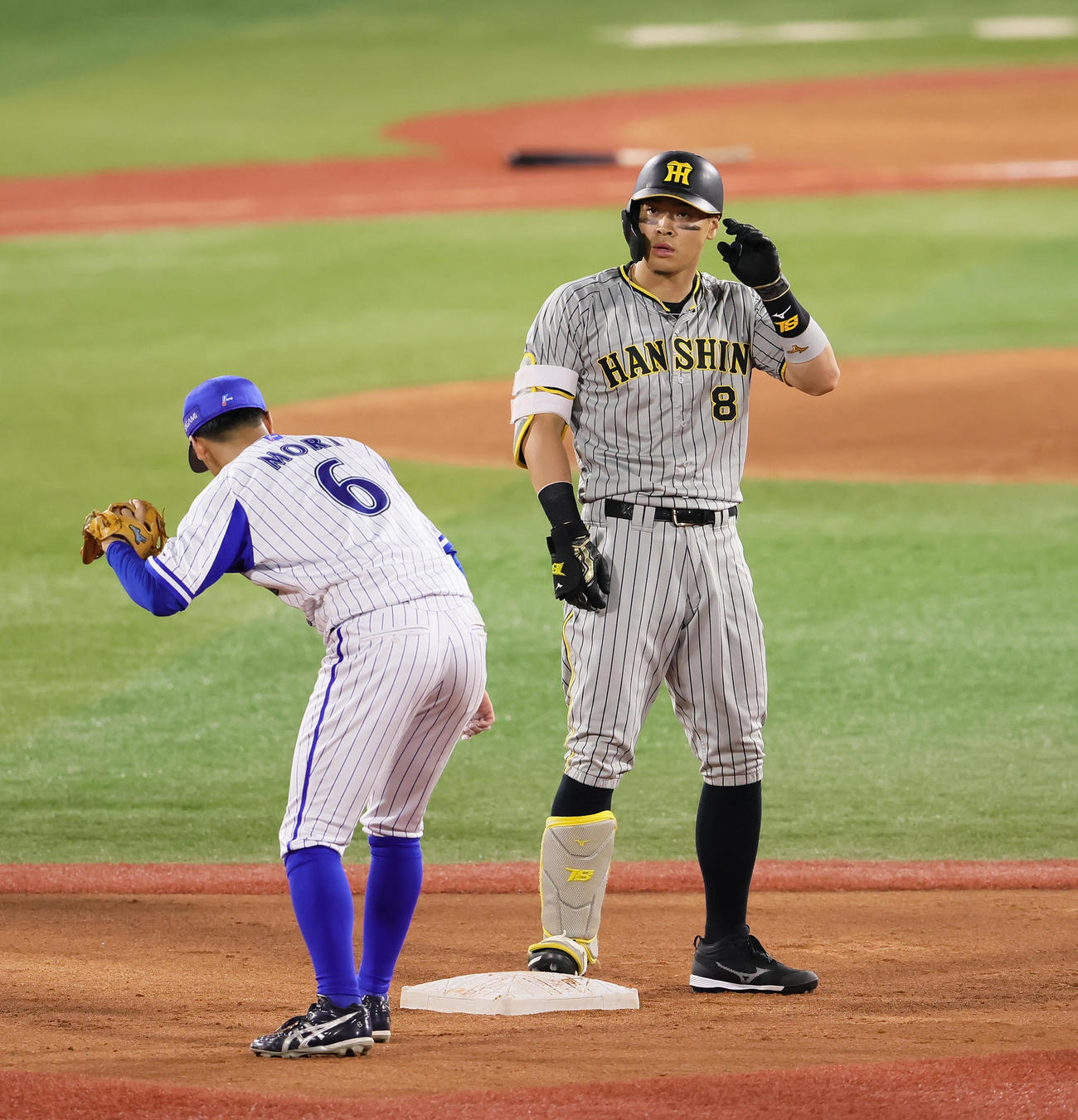 DeNA対阪神　2回表阪神無死、佐藤輝（右）は右越え二塁打を放つ（撮影・足立雅史）