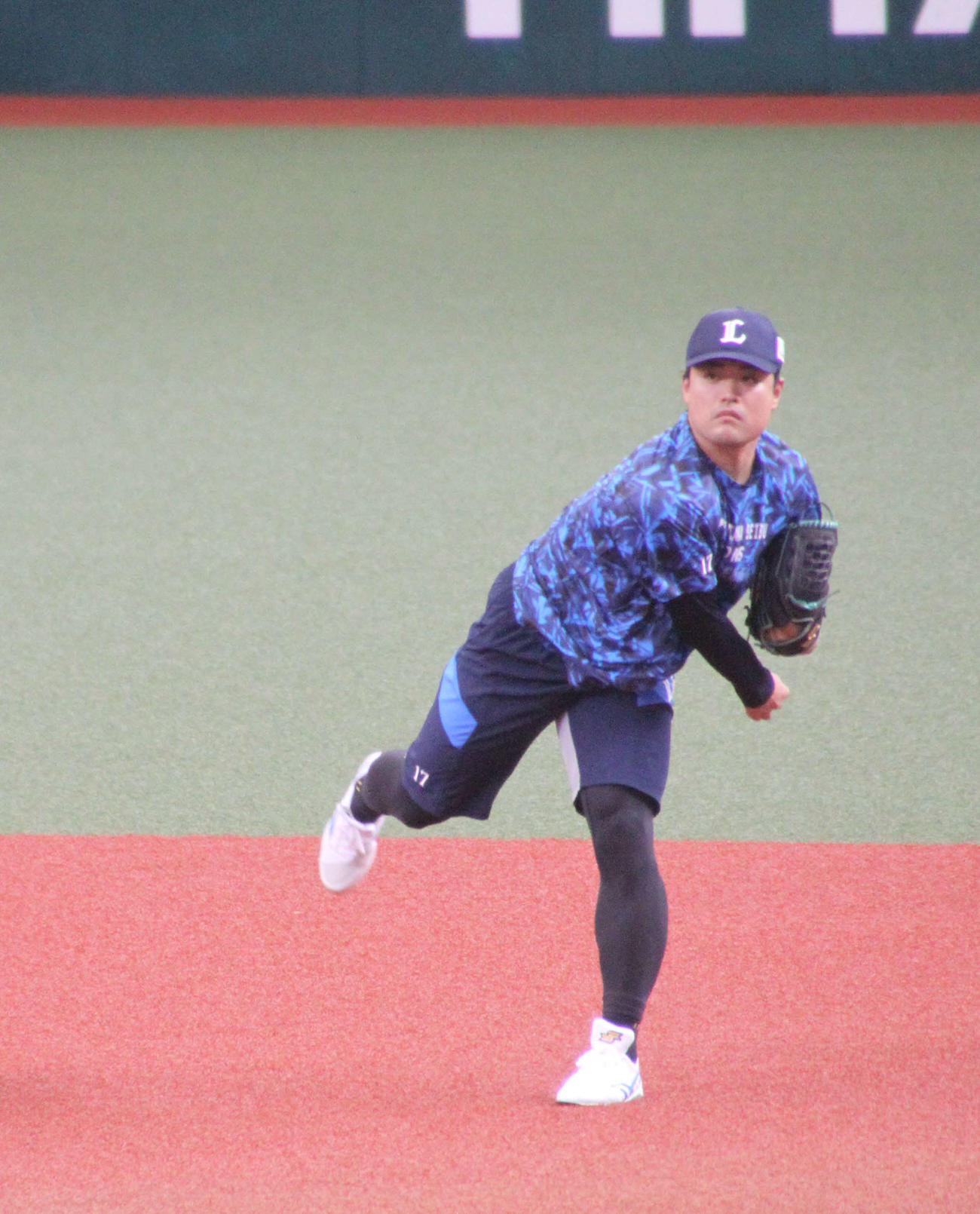 投手練習を行う西武松本