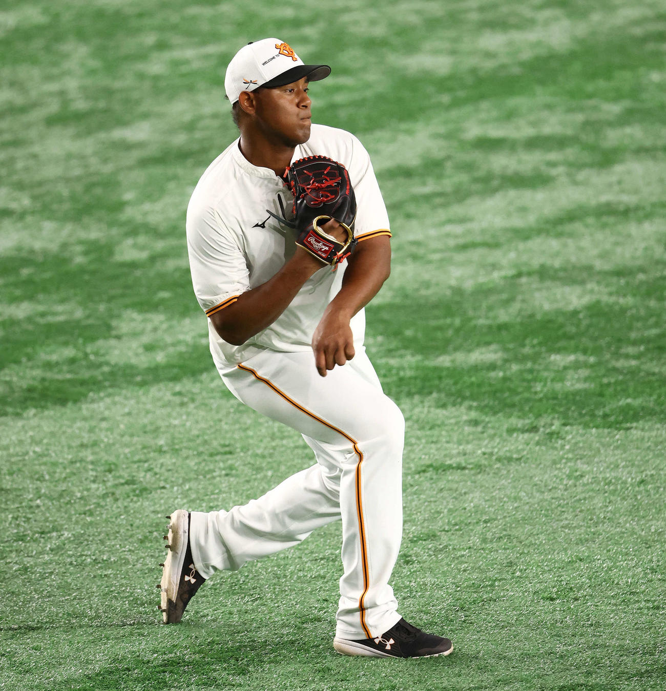 巨人対中日　試合前、調整する巨人メルセデス（撮影・河田真司）