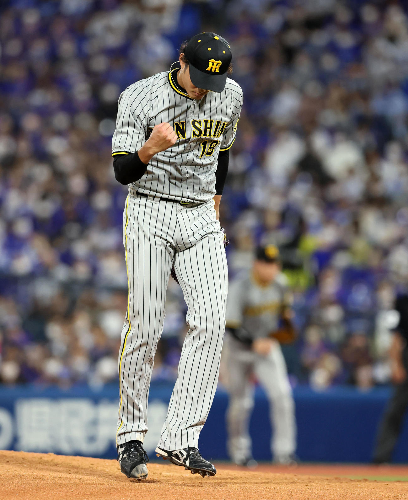 DeNA対阪神　3回裏DeNA2死二塁、藤浪は桑原を三振に仕留めガッツポーズを見せる（撮影・加藤哉）