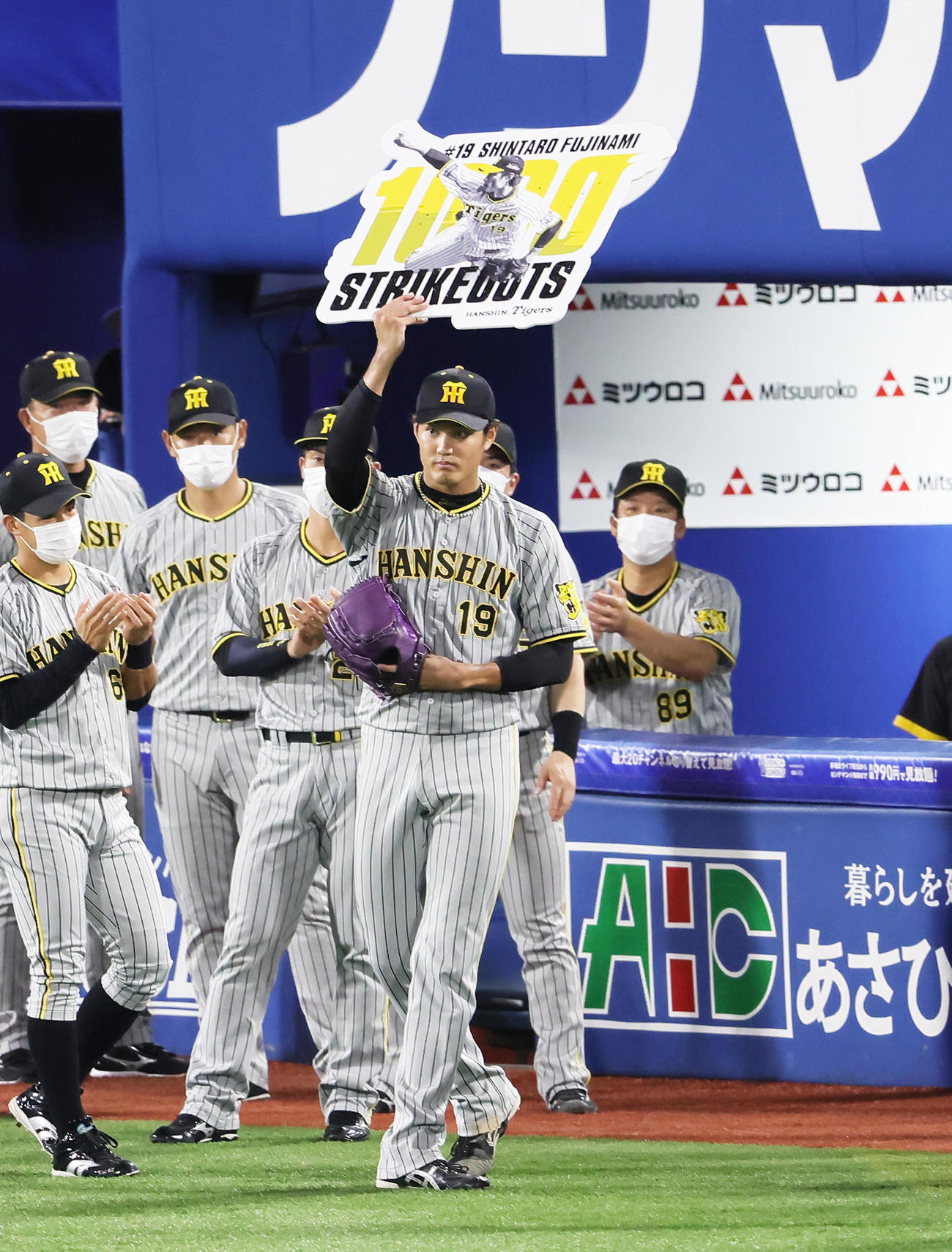 DeNA対阪神　4回裏DeNA2死、宮崎を空振り三振に仕留め、通算1000奪三振を達成しボードを掲げる藤浪（中央）（撮影・足立雅史）