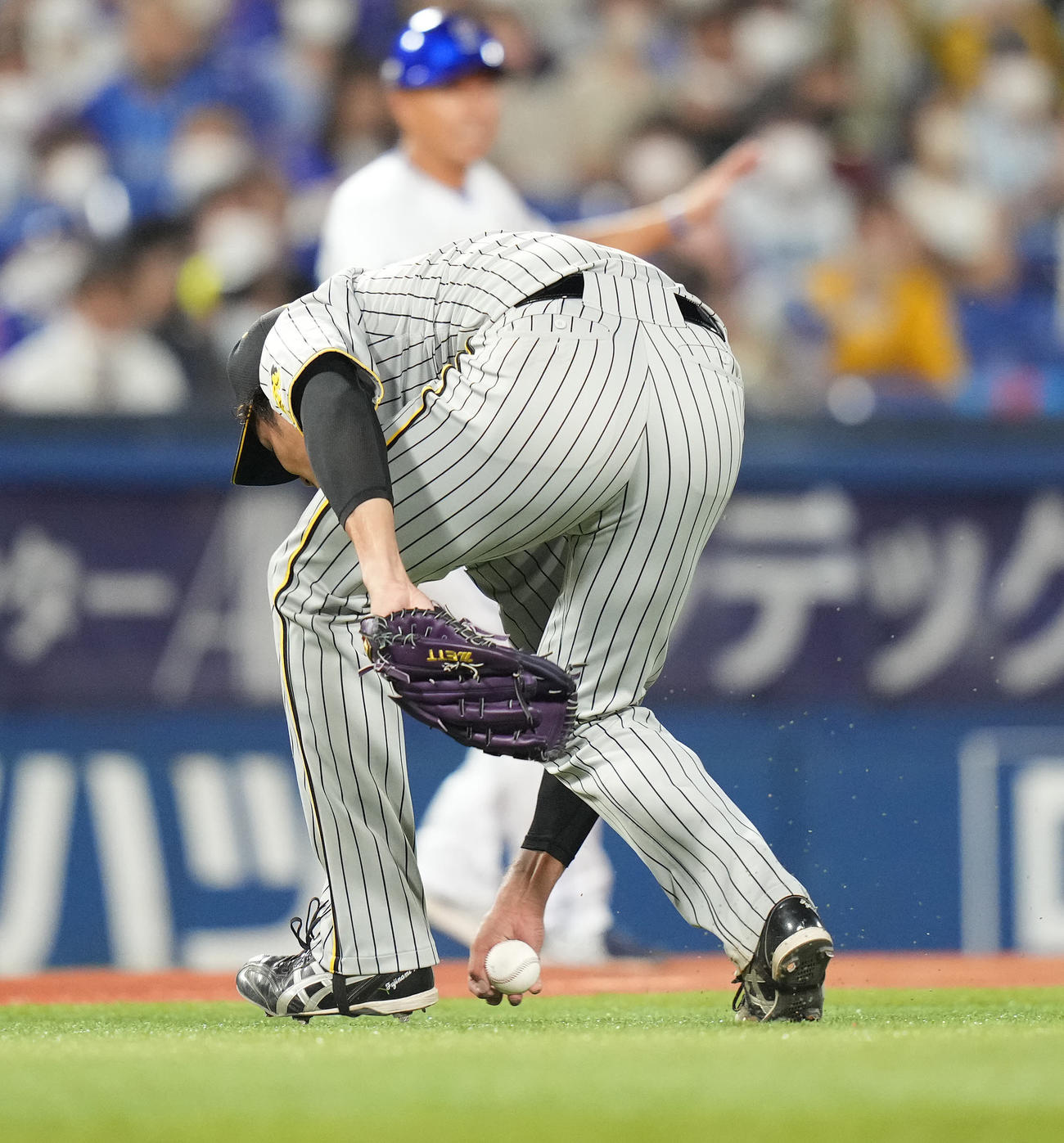 DeNA対阪神　5回裏DeNA無死一塁、伊藤光の打球を捕るも送球できず、内野安打を許す藤浪（撮影・鈴木みどり）