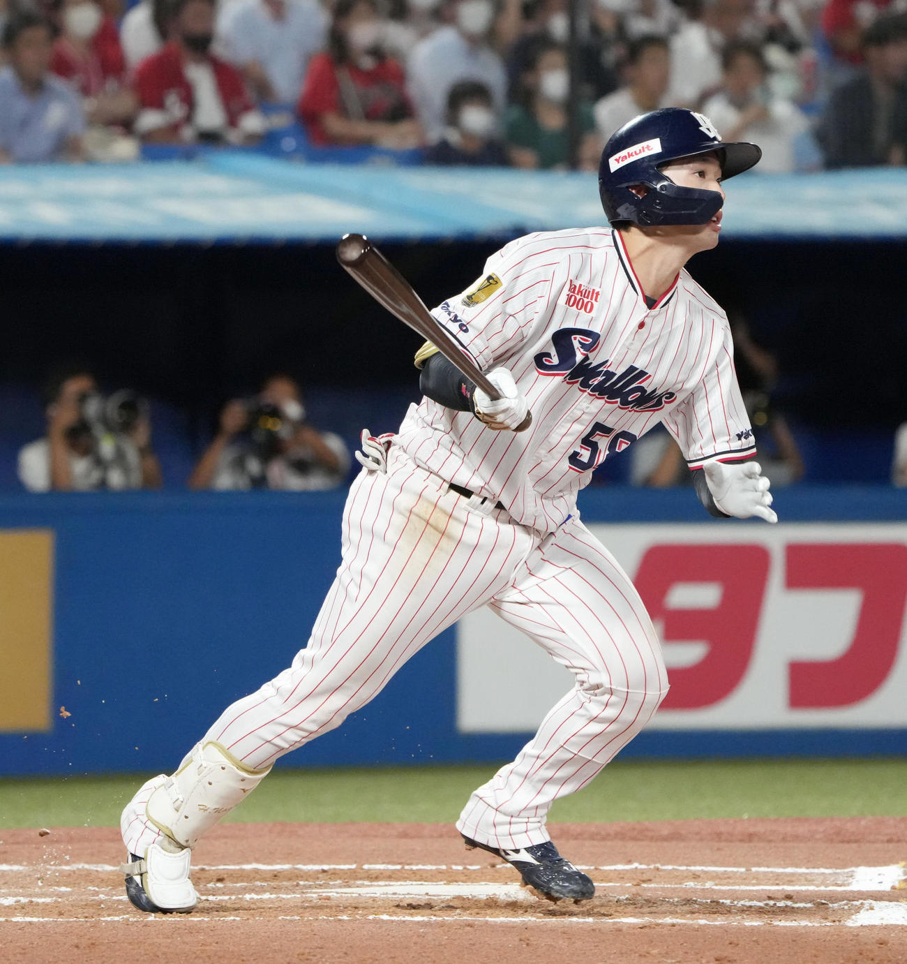 ヤクルト対広島　6回裏ヤクルト2死一塁、長岡は右越えに勝ち越し2点本塁打を放つ（撮影・小沢裕）