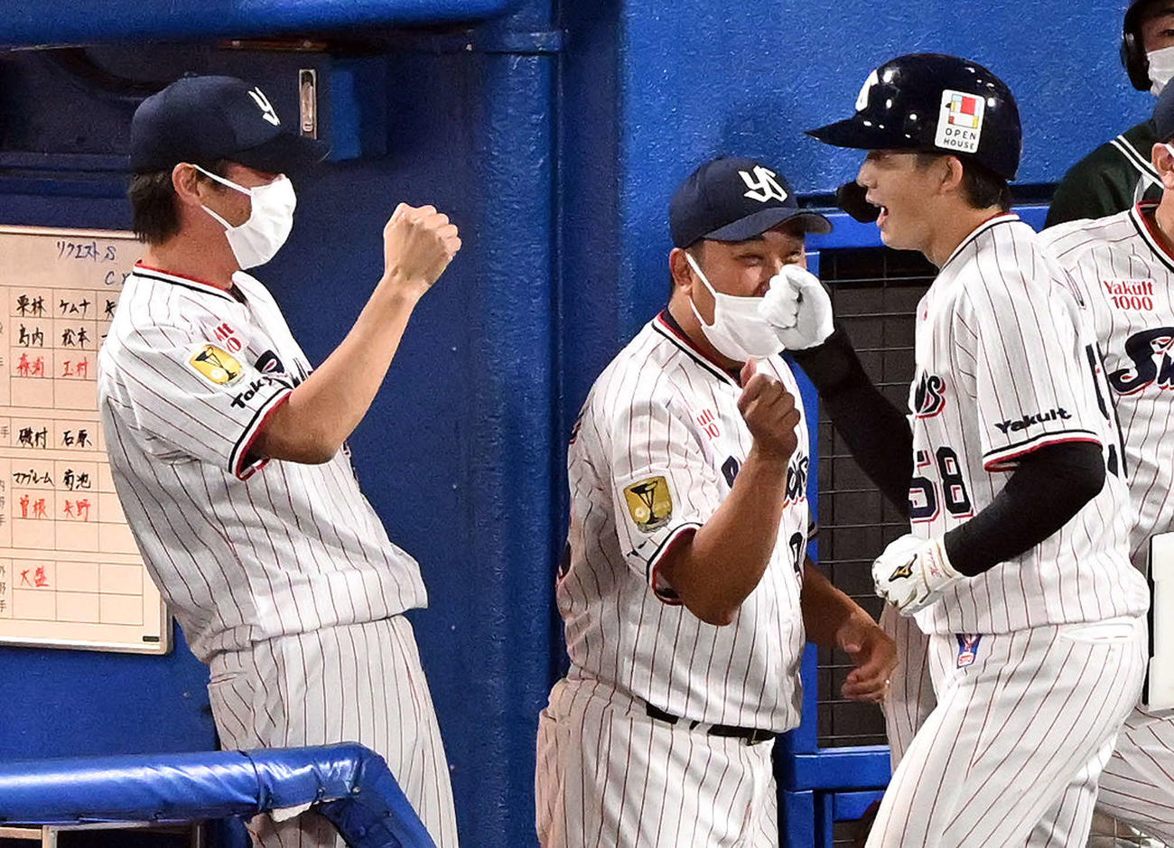 ヤクルト対広島　6回裏ヤクルト2死一塁、高津監督（左）は2点本塁打を放った長岡を迎える（撮影・滝沢徹郎）
