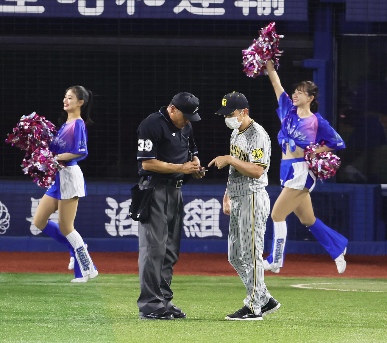 DeNA対阪神　選手交代を告げる阪神矢野監督（撮影・足立雅史）