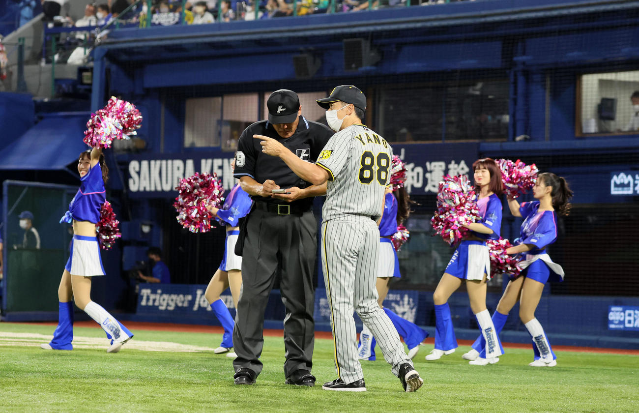 DeNA対阪神　7回裏、選手交代を告げる矢野監督（撮影・加藤哉）