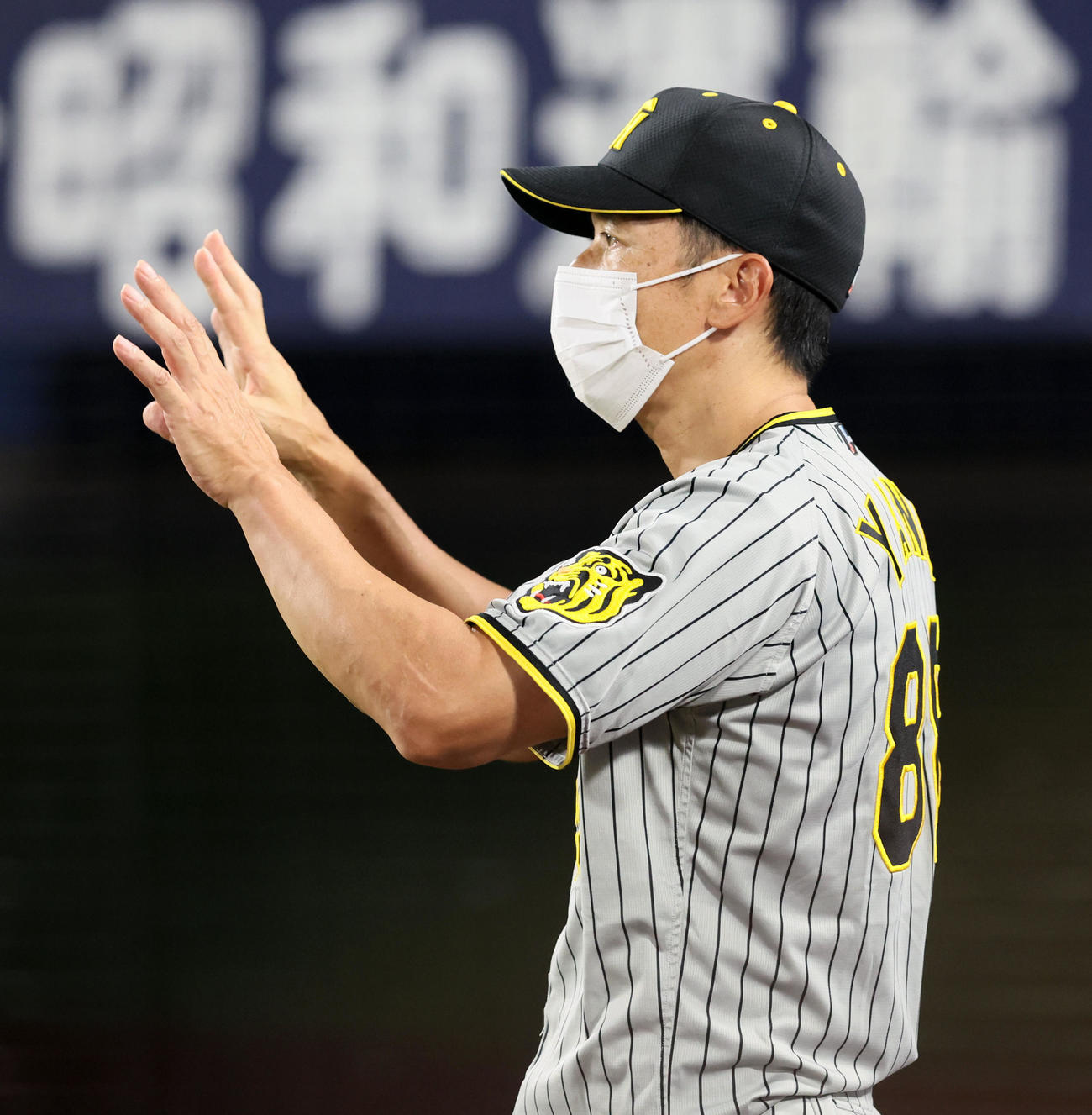 DeNA対阪神　2回表阪神無死、矢野監督は佐藤輝の右越え二塁打にリクエストする（撮影・加藤哉）