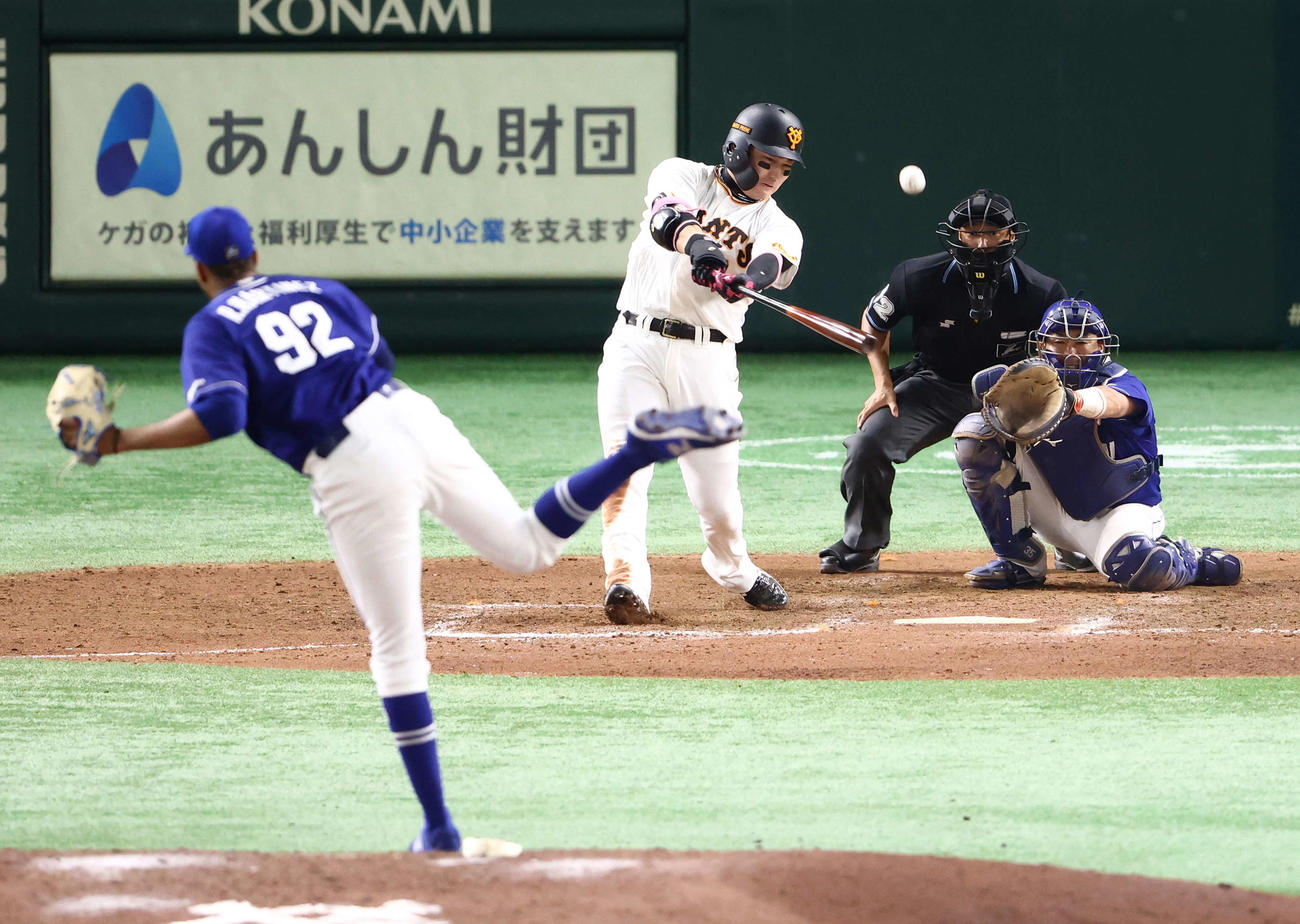 巨人対中日　9回裏巨人無死、中越え同点ソロ本塁打を放つ丸。投手R・マルティネス（撮影・河田真司）