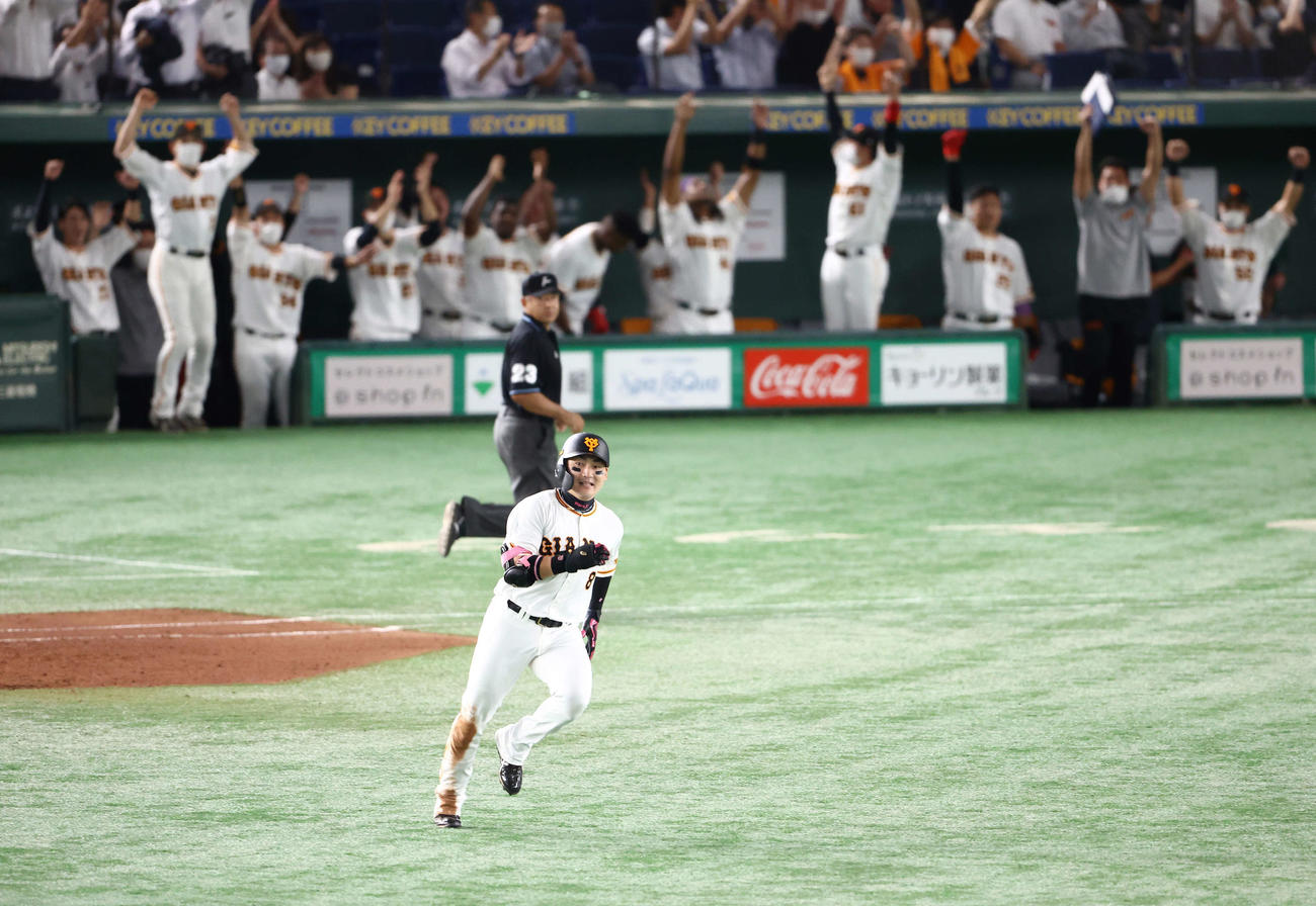 巨人対中日　9回裏巨人無死、中越え同点ソロ本塁打を放ち、一塁を回る丸（撮影・河田真司）
