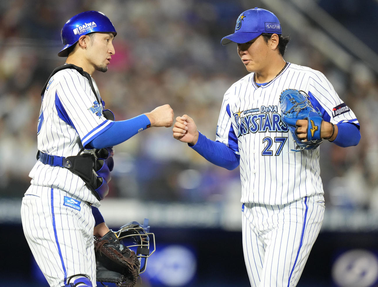 DeNA対阪神　4回表を終え、伊藤光（左）とタッチを交わすDeNA上茶谷（撮影・鈴木みどり）