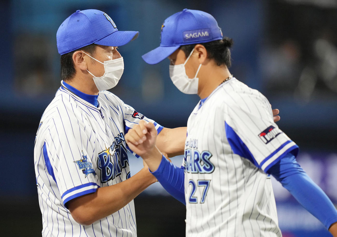 DeNA対阪神　阪神に勝利し、上茶谷（右）を迎えるDeNA三浦監督（撮影・鈴木みどり）