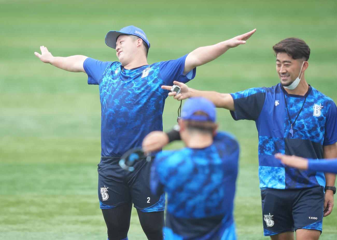 DeNA対阪神　試合前練習でセーフのポーズを取るDeNA牧（左）（撮影・鈴木みどり）