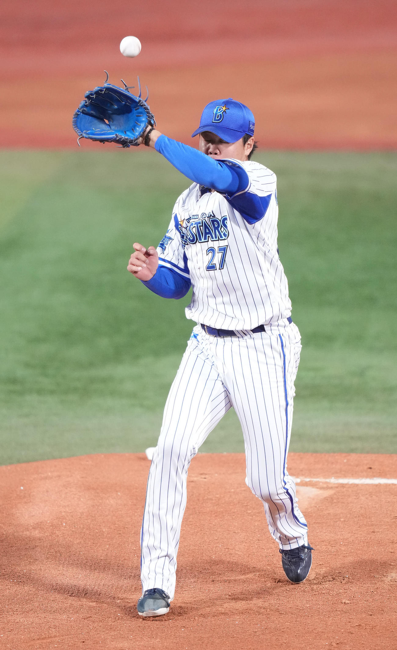 DeNA対阪神　1回表阪神1死一塁、ロハスの打球に反応する上茶谷（撮影・鈴木みどり）