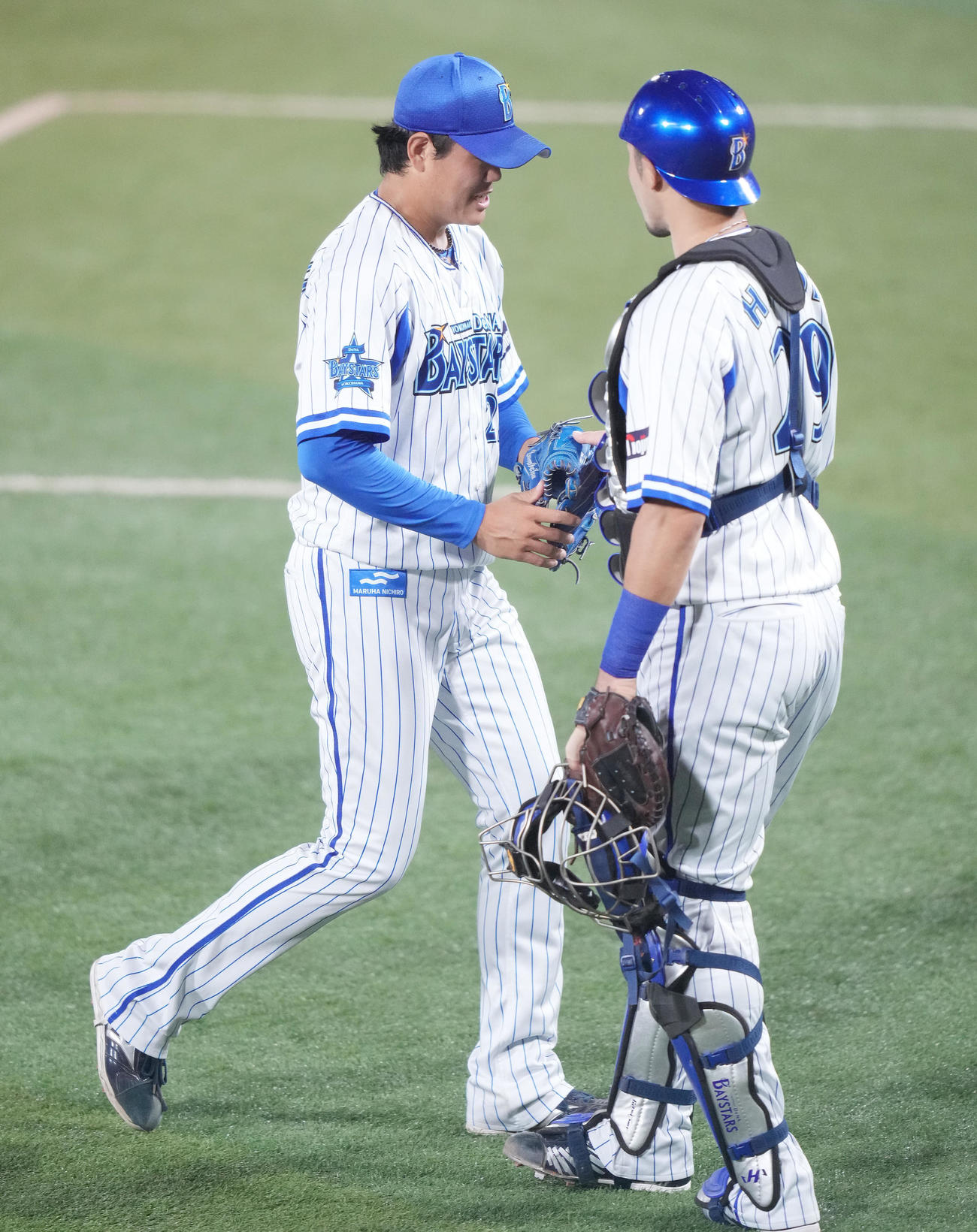 DeNA対阪神　1回表に先制を許し、浮かない表情でベンチへ戻るDeNA上茶谷。右は伊藤光（撮影・鈴木みどり）