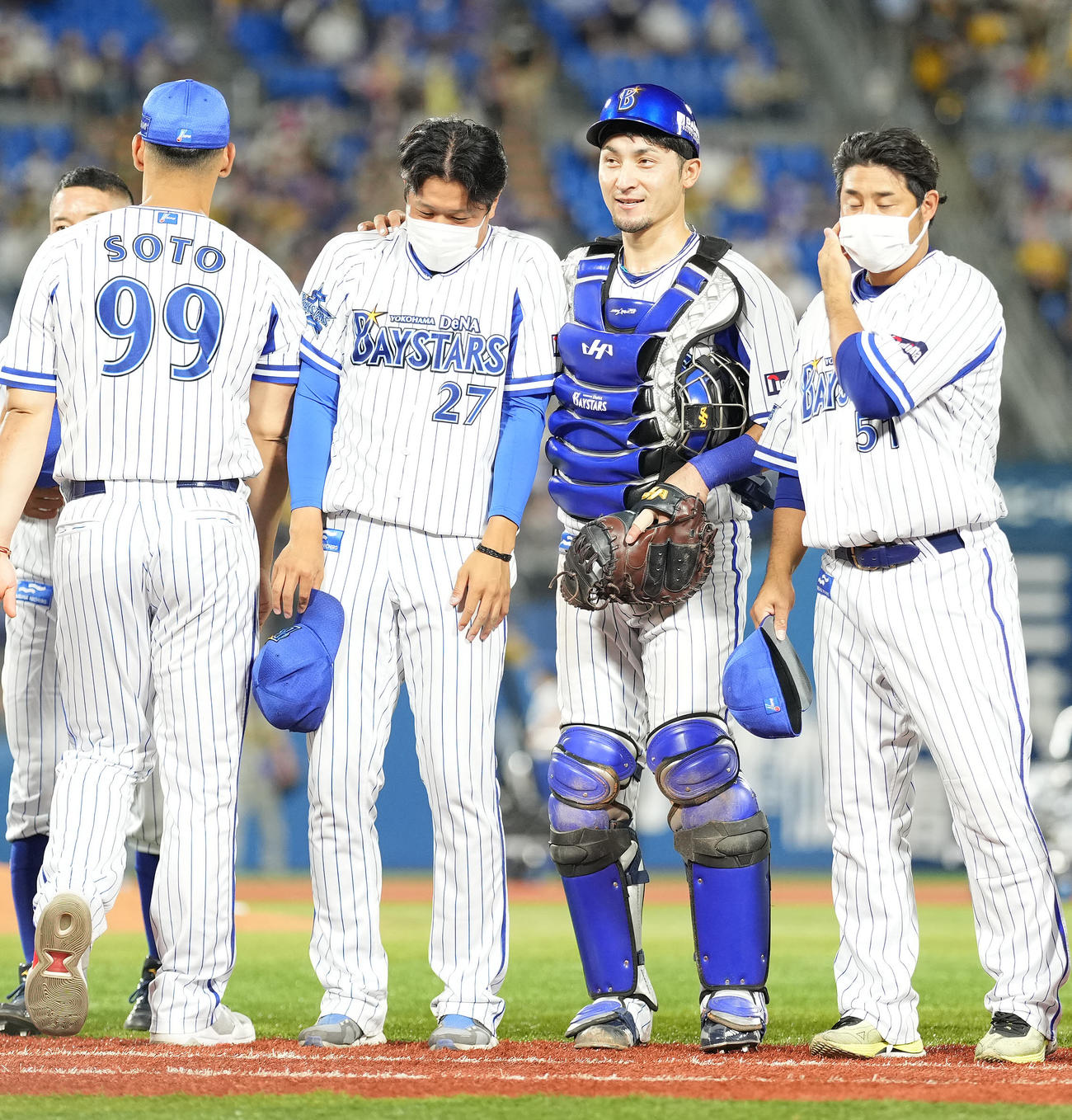 DeNA対阪神　阪神に勝利し、伊藤光（右から2人目）に肩をもまれるDeNA上茶谷（同3人目）（撮影・鈴木みどり）