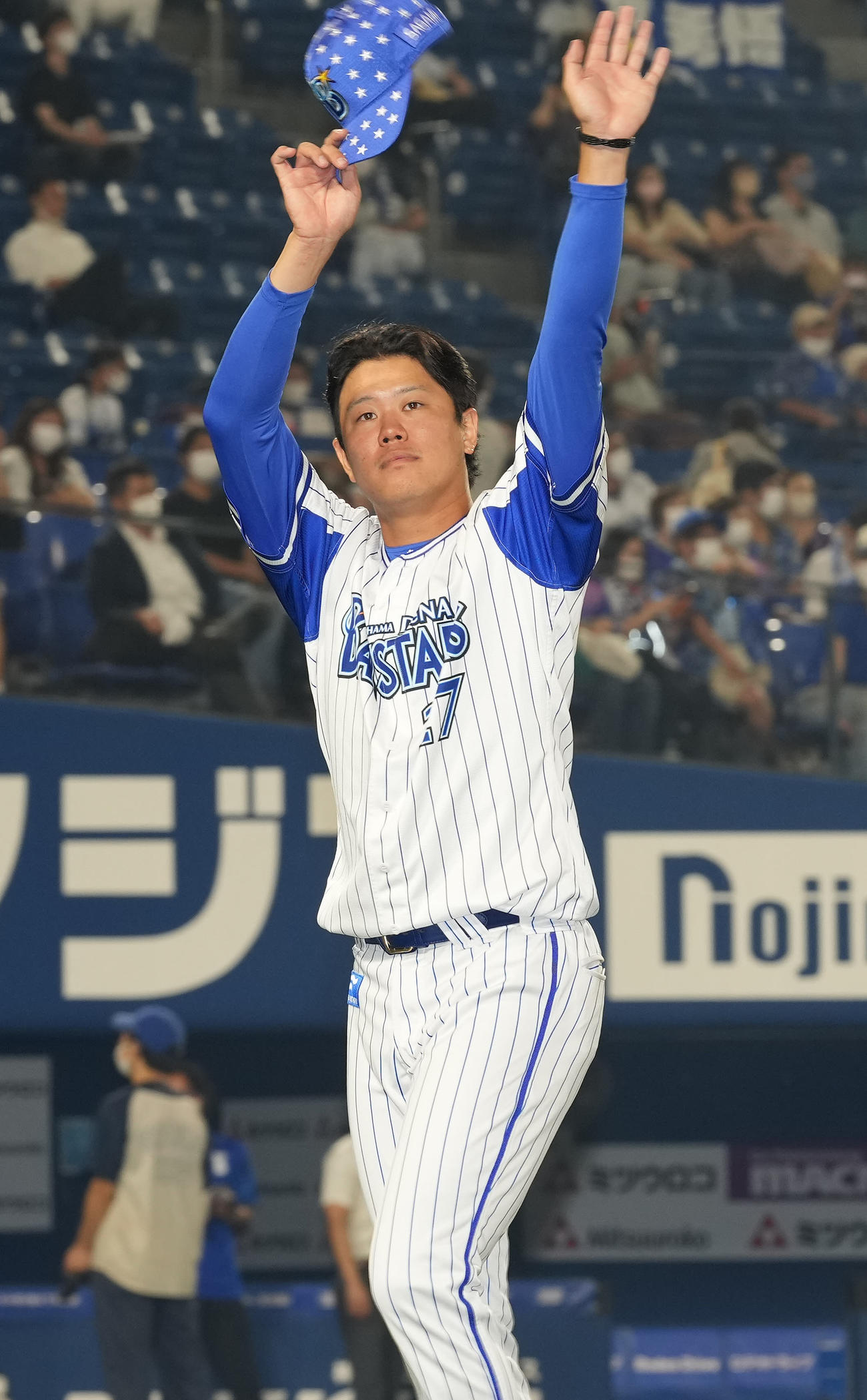 DeNA対阪神　阪神に勝利し、ファンの声援に応える上茶谷（撮影・鈴木みどり）