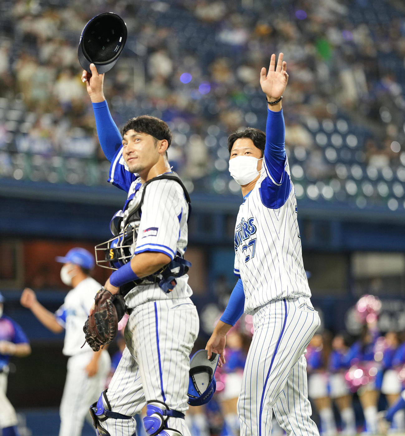 DeNA対阪神　阪神に勝利し、ファンの声援に応えるDeNA上茶谷（右）と伊藤光（撮影・鈴木みどり）