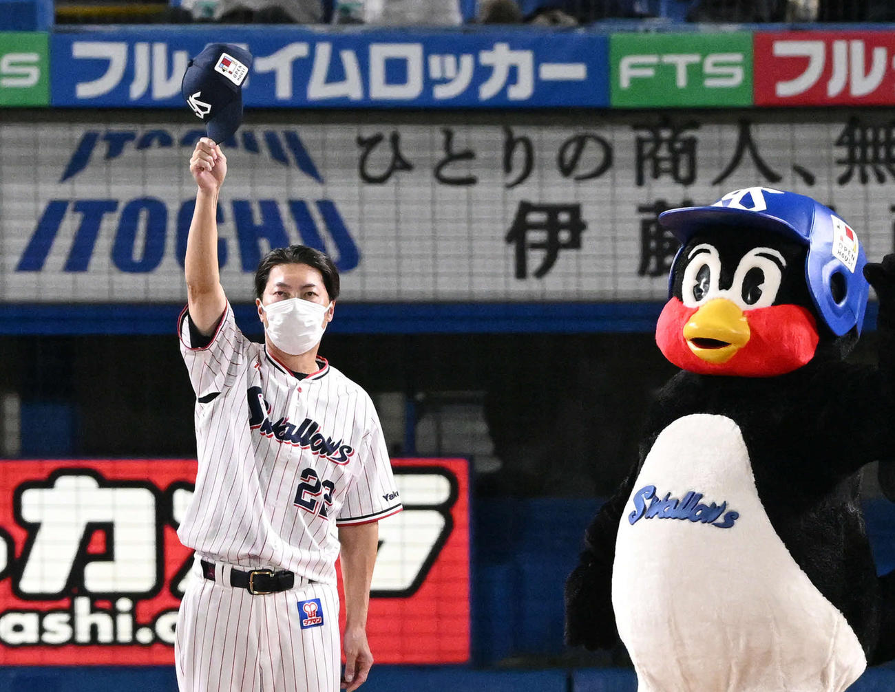 試合後、ファンにあいさつするヤクルト高津監督（撮影・滝沢徹郎）