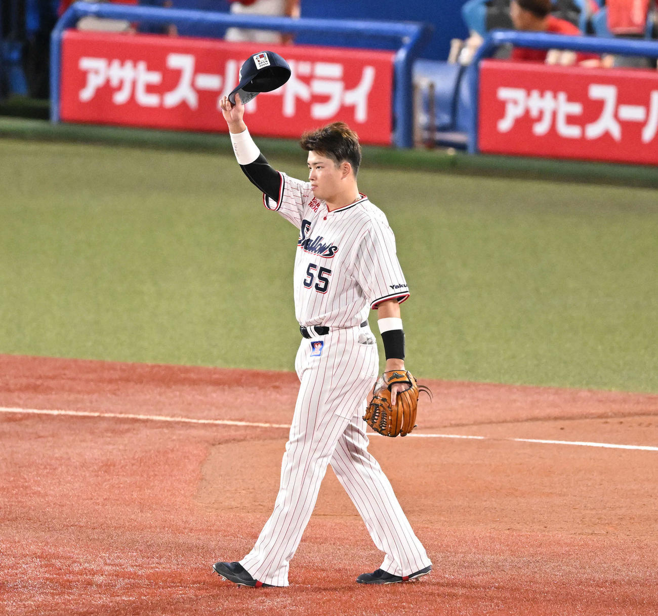 ヤクルト対広島　3回表の守備の前にファンの祝福に応じるヤクルト村上（撮影・滝沢徹郎）