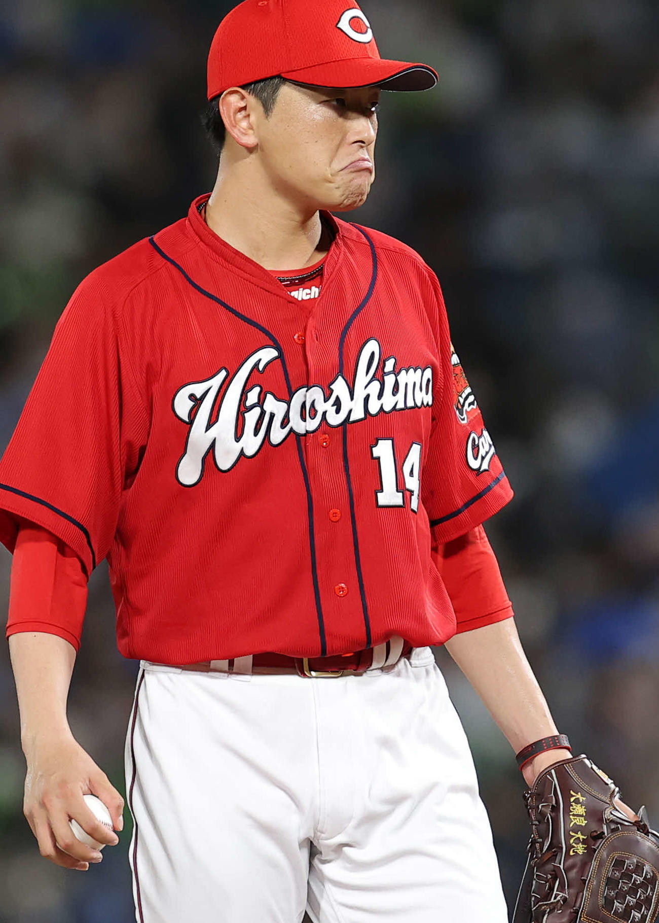 ヤクルト対広島　6回裏ヤクルト2死一塁、長岡に右越え2点本塁打を浴びて険しい表情の大瀬良（撮影・井上学）