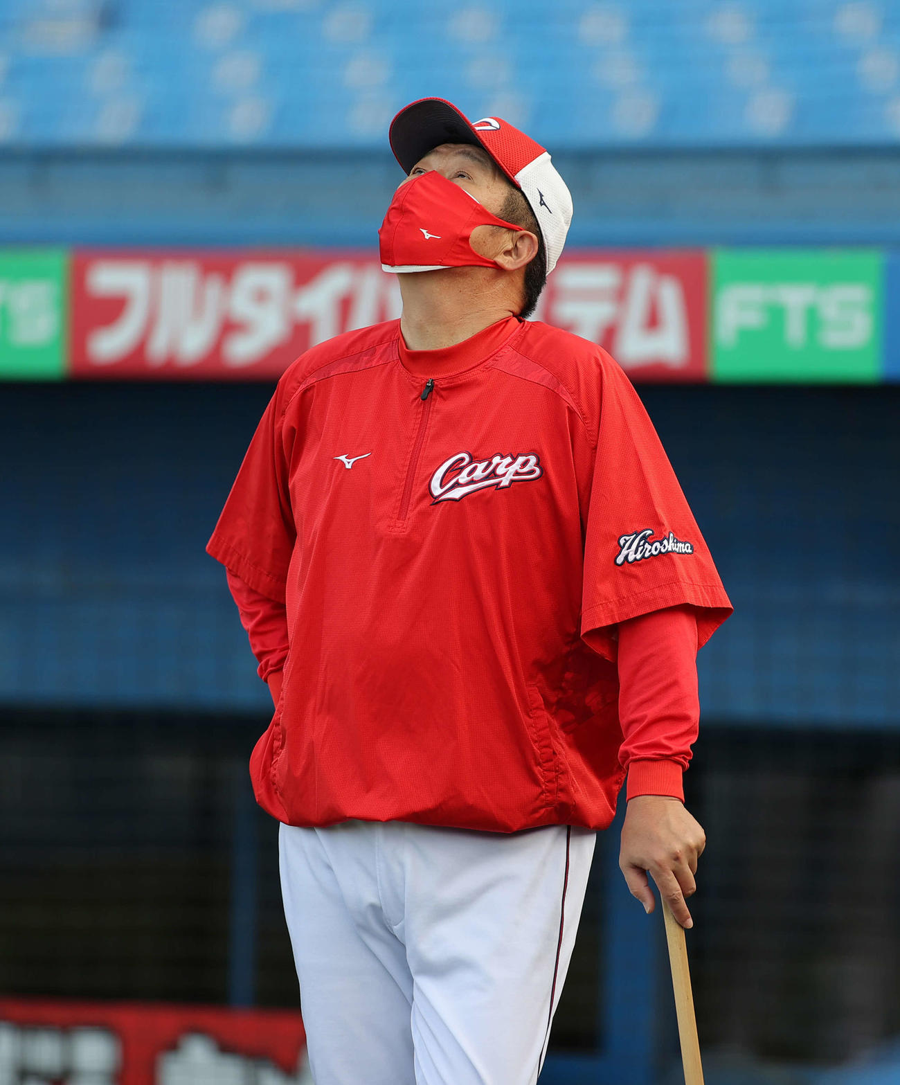 クルト対広島　試合前の練習で上空を見上げる広島佐々岡監督（撮影・井上学）