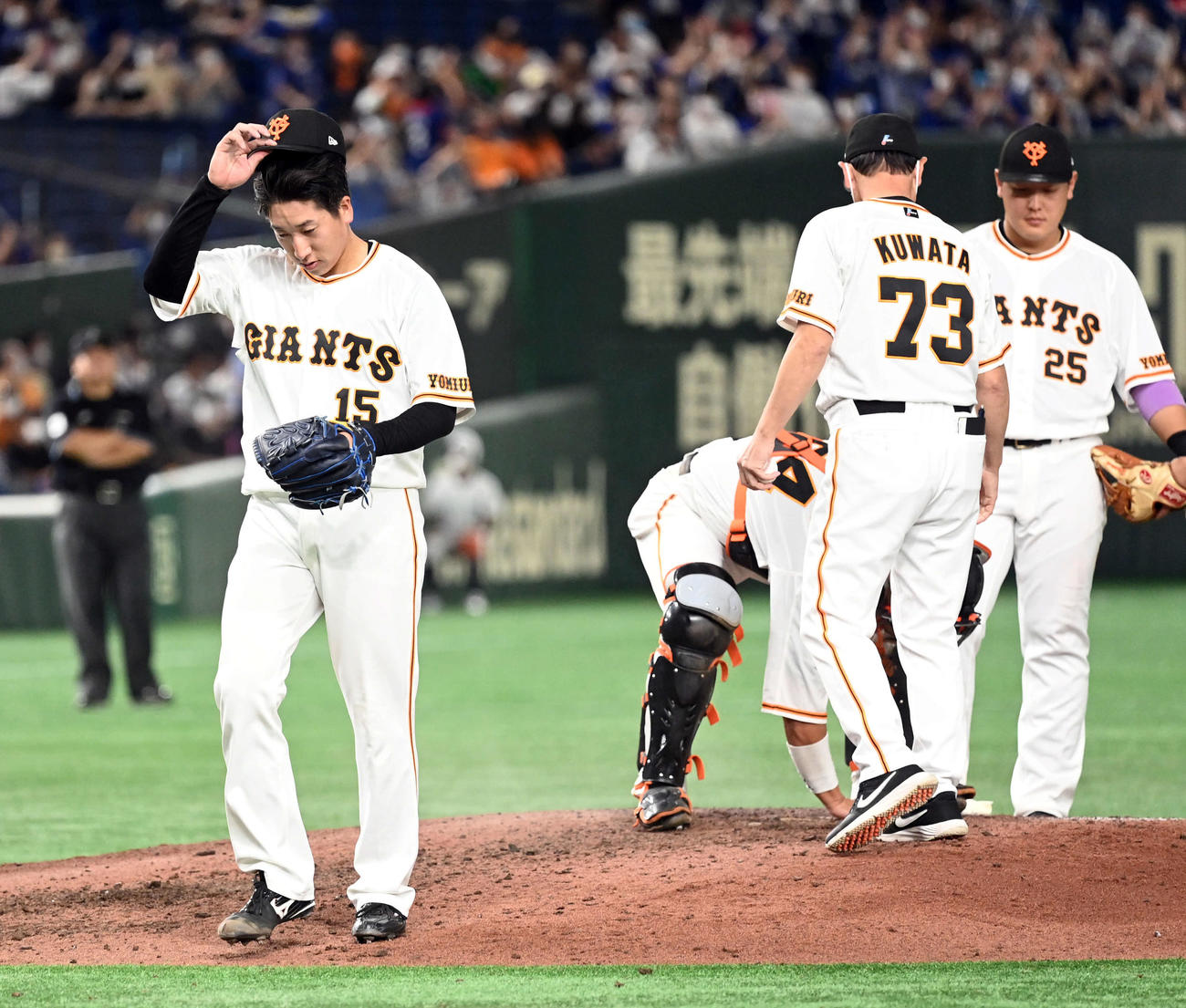 巨人対中日　10回表、2失点でマウンドを降りる巨人大勢（撮影・たえ見朱実）
