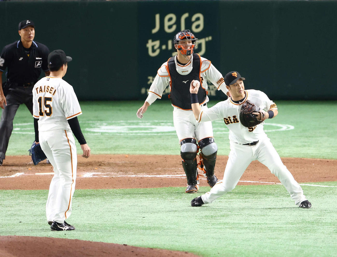 巨人対中日　10回表中日無死一塁、三好の犠打をフィルダースチョイスする北村（右）（撮影・河田真司）