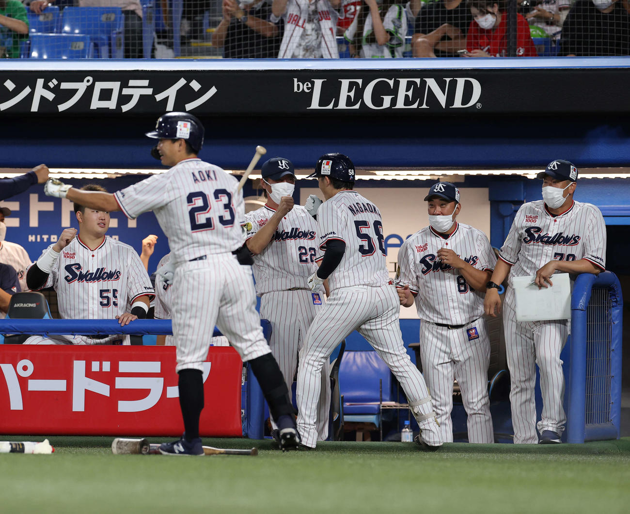 ヤクルト対広島　6回裏ヤクルト2死一塁、右越え2点本塁打を放った長岡（中央右）を出迎える高津監督（同左）らヤクルト・ベンチ（撮影・井上学）