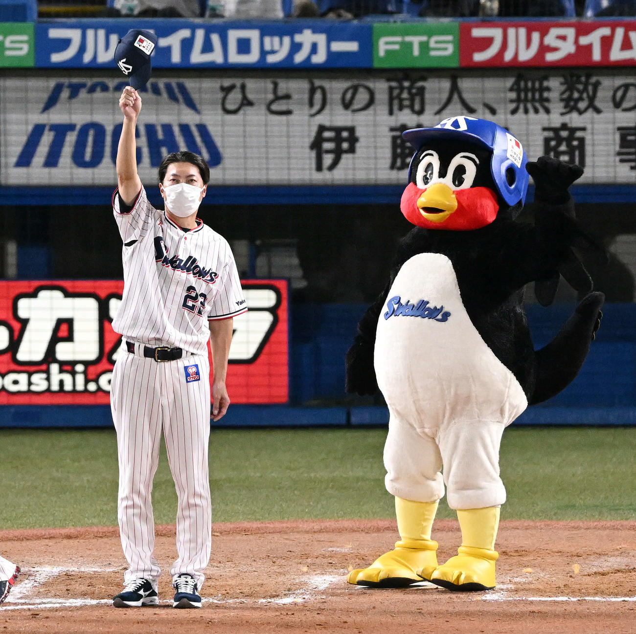 ヤクルト対広島　試合後、ファンにあいさつするヤクルト高津監督（撮影・滝沢徹郎）